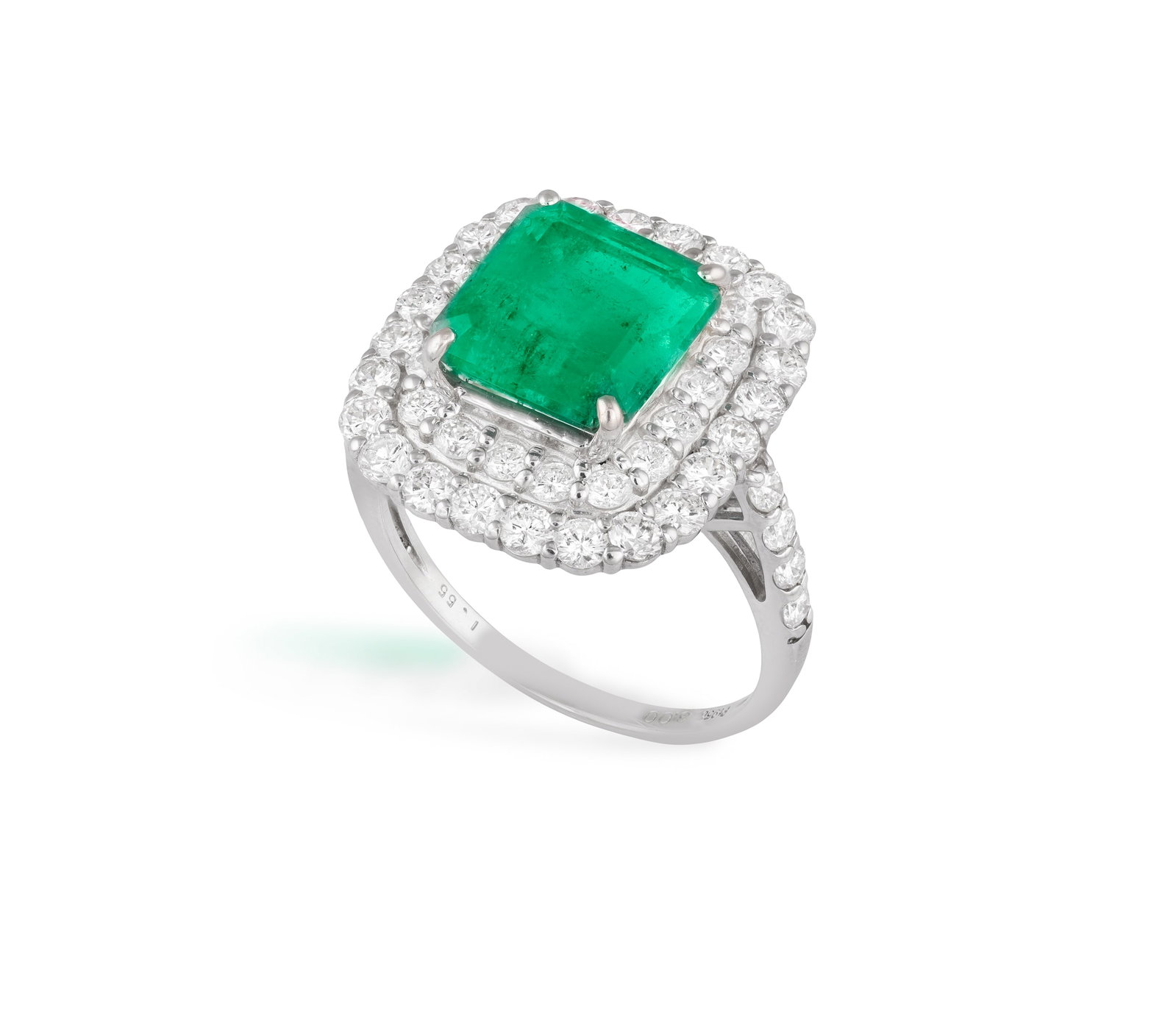 AN EMERALD AND DIAMOND CLUSTER RING • Rectangular-shaped emerald, approx. 3.00cts • (1 of 3)