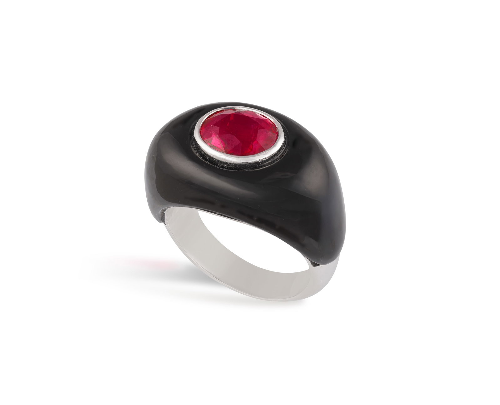 A RUBELLITE AND ONYX BOMBÉ RING • Oval-shaped rubellite tourmaline, approx. 2.00cts: A RUBELLITE AND ONYX BOMBÉ RING • Oval-shaped rubellite tourmaline, approx. 2.00cts • polished onyx frame • mounted in 18K gold • ring size L½