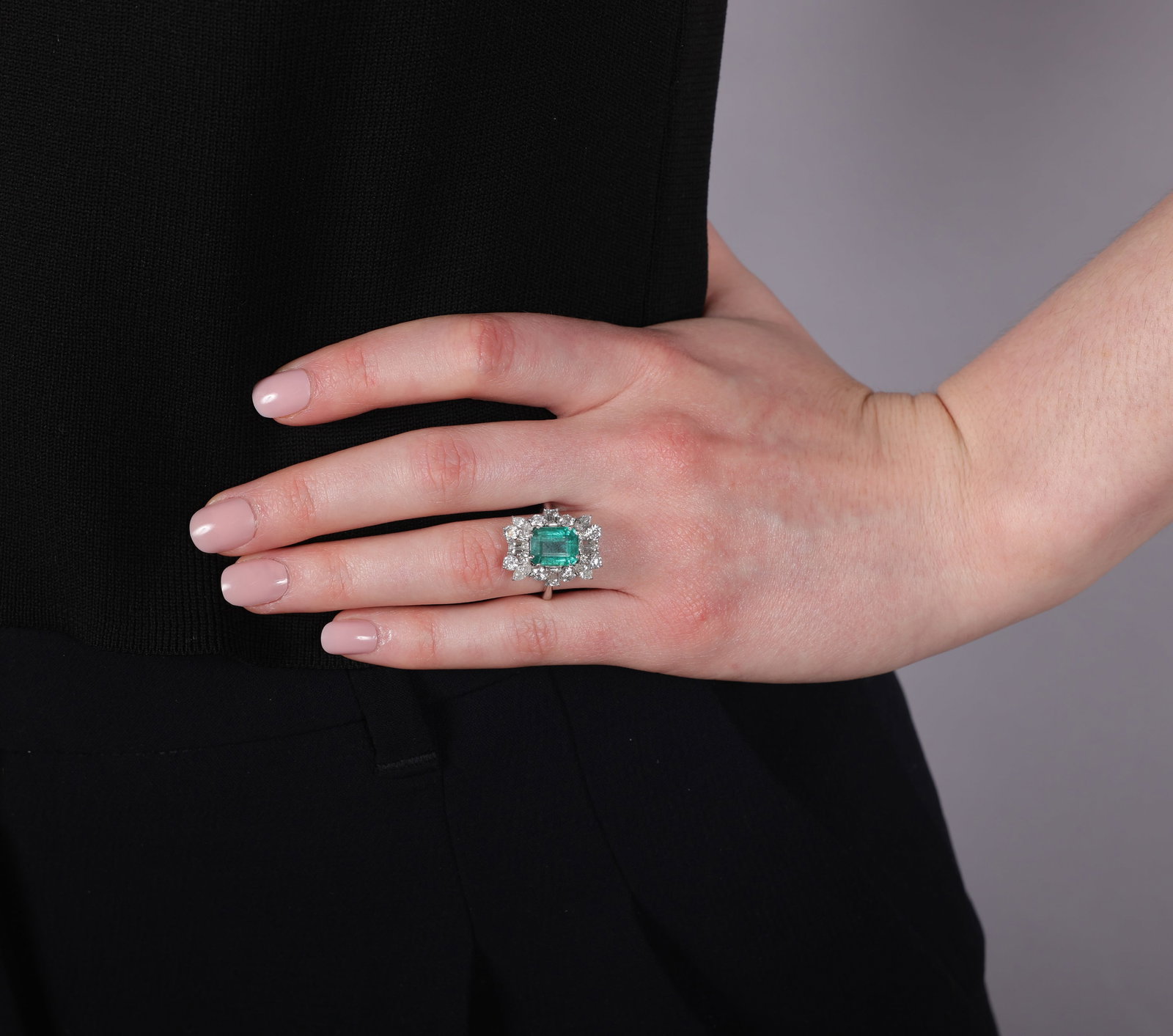 AN EMERALD AND DIAMOND CLUSTER RING • Rectangular-cut emerald, approx. 3.00cts • - 2