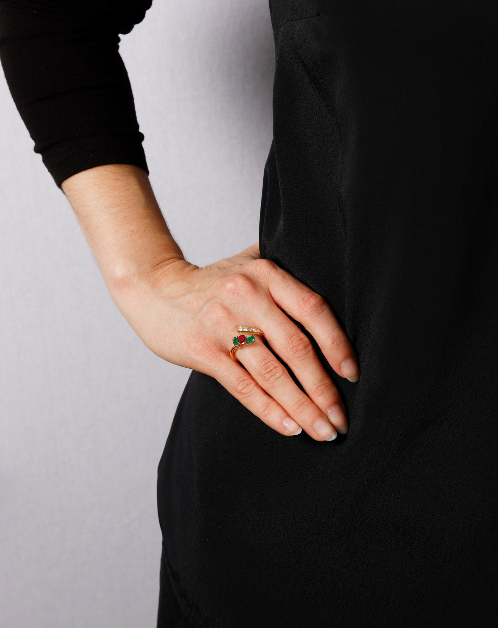 AN EMERALD, RUBY AND DIAMOND CROSSOVER RING • Pear-shaped ruby • two pear-shaped - 3