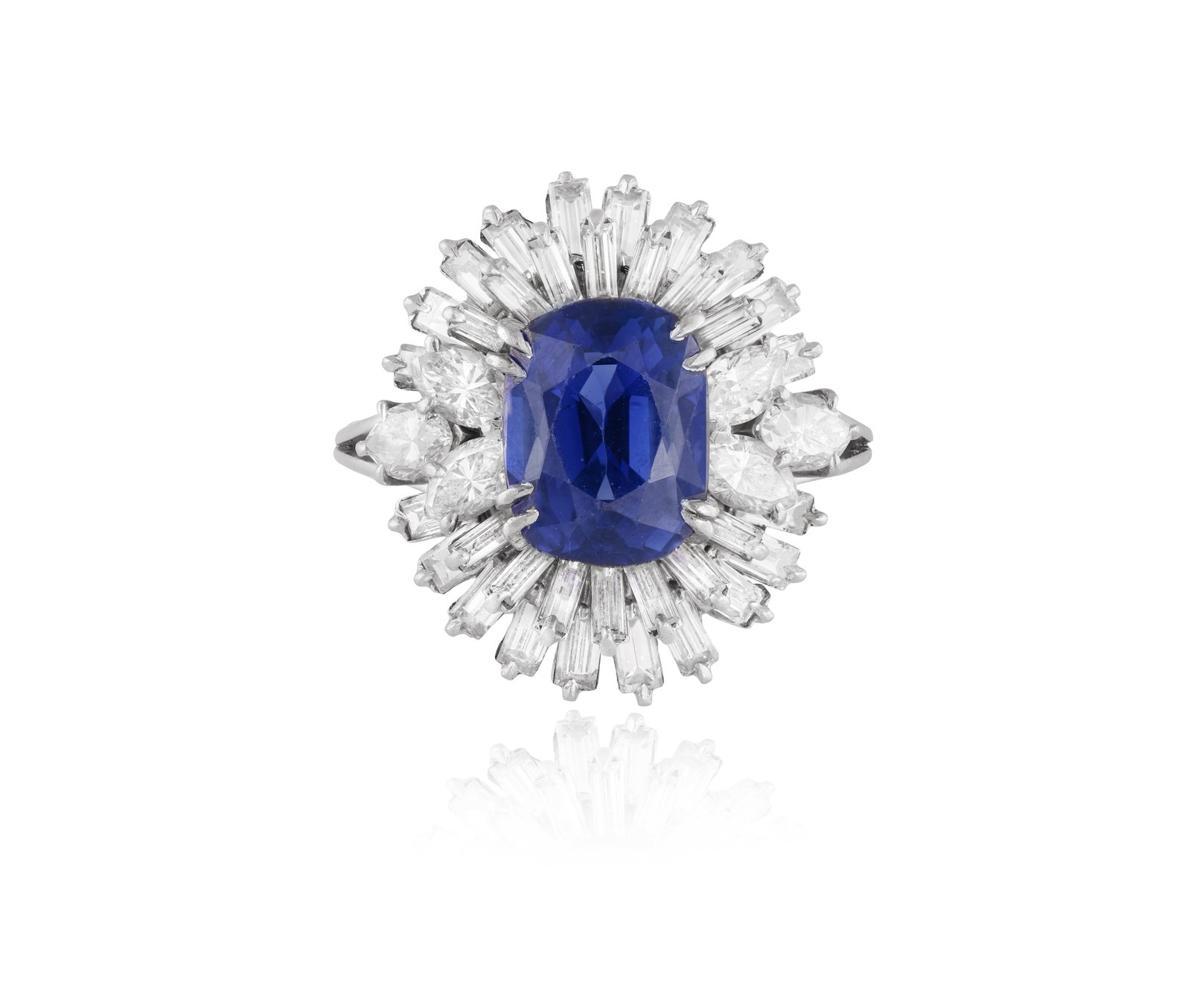 A SAPPHIRE AND DIAMOND CLUSTER RING • Cushion-shaped sapphire, approx. 4.50cts • baguett (1 of 4)