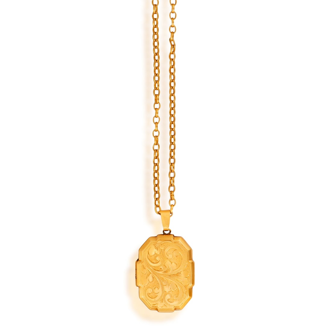 A PENDANT LOCKET ON CHAIN • Cable-link chain • in 9K gold • English hallmarks R (1 of 2)
