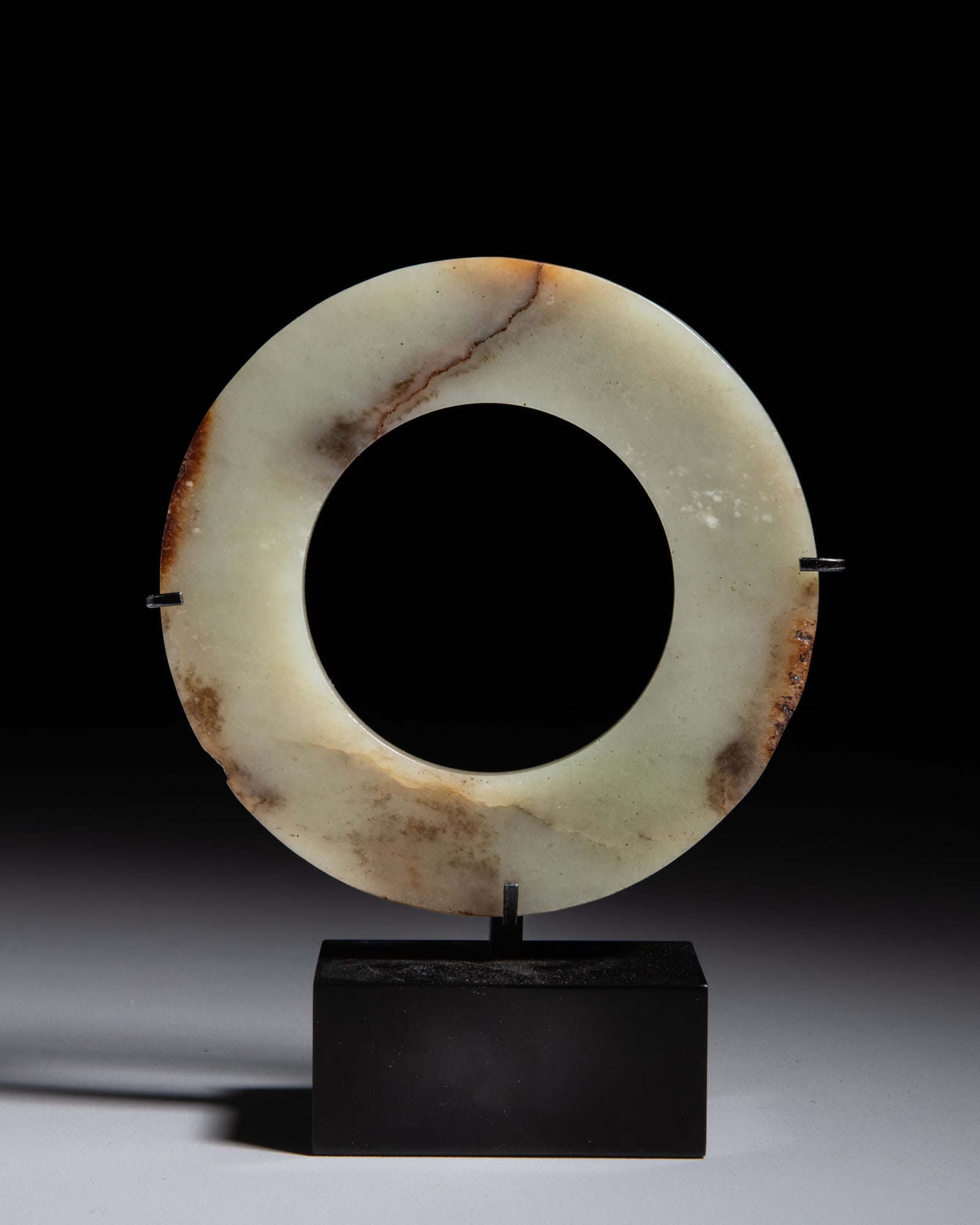 A CELADON JADE RING, YUAN 新石器时期晚期 齐家: A CELADON JADE RING, YUAN 新石器时期晚期 齐家文化 青玉带沁色瑗 China, Qijia culture (ca. 2250-ca.1