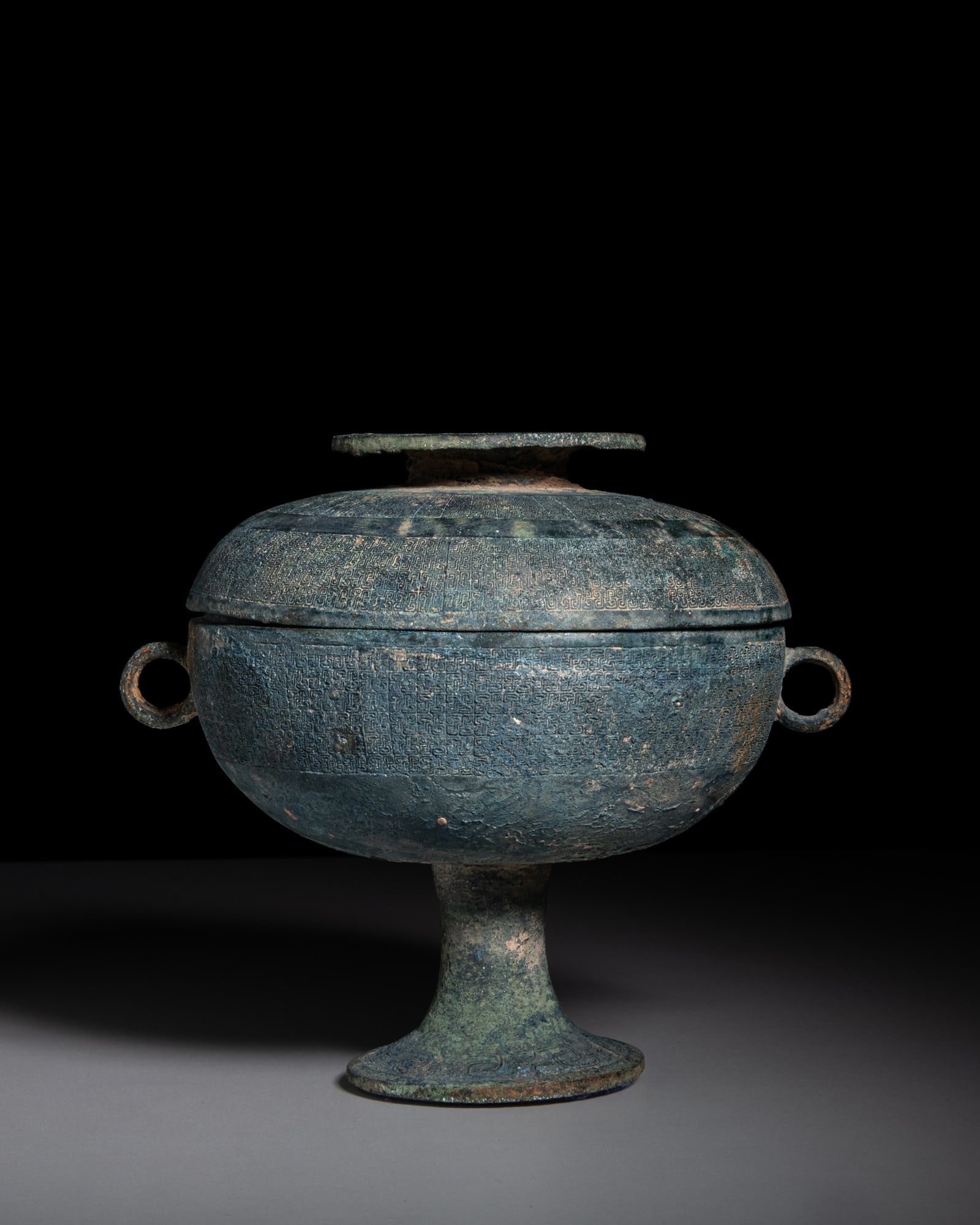 AN ARCHAIC BRONZE RITUAL COVERED VESSEL, DOU 春秋-战国 青铜 (1 of 7)