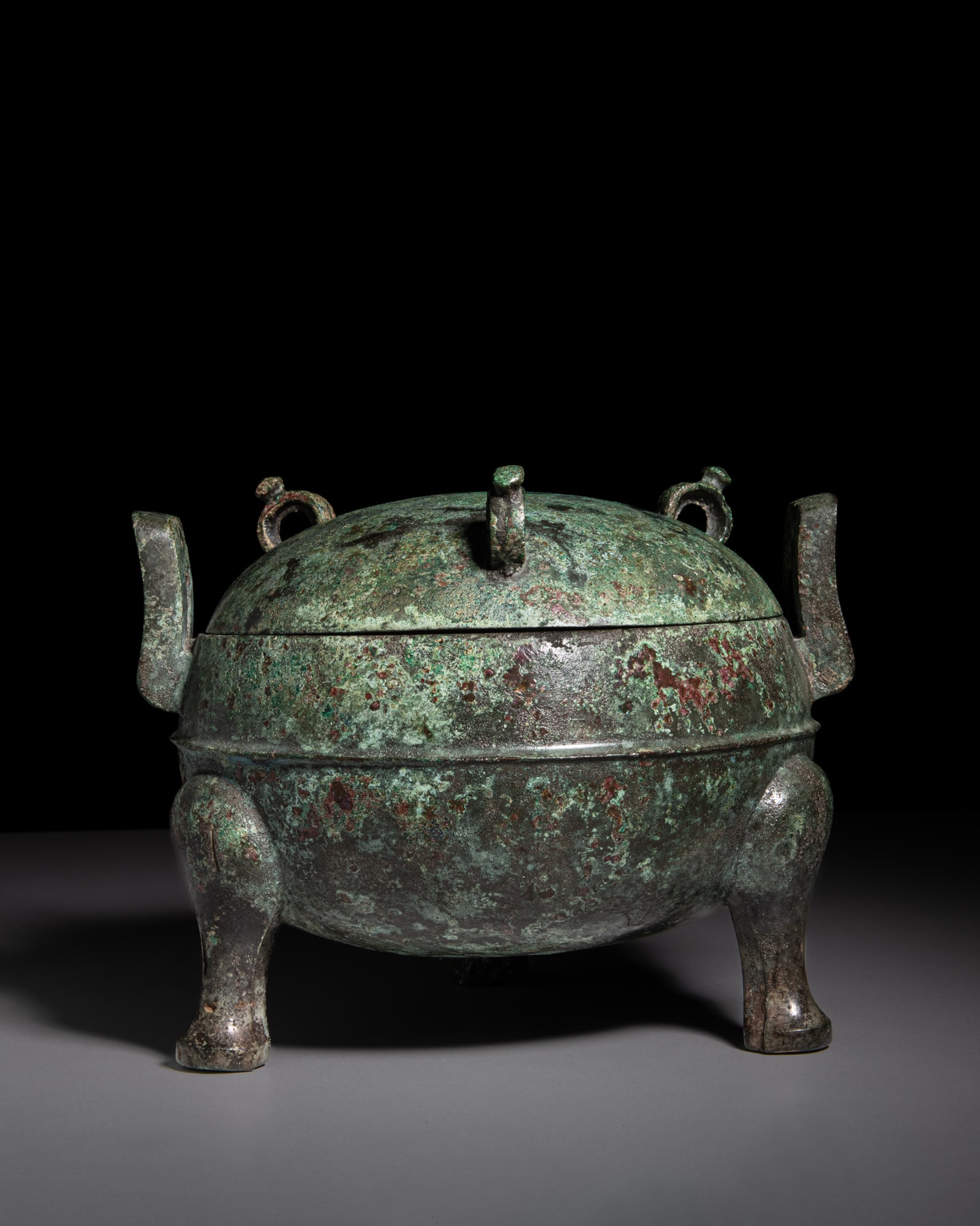 AN ARCHAIC BRONZE RITUAL COVERED FOOD VESSEL, DING 战国 - 西汉早 (1 of 5)