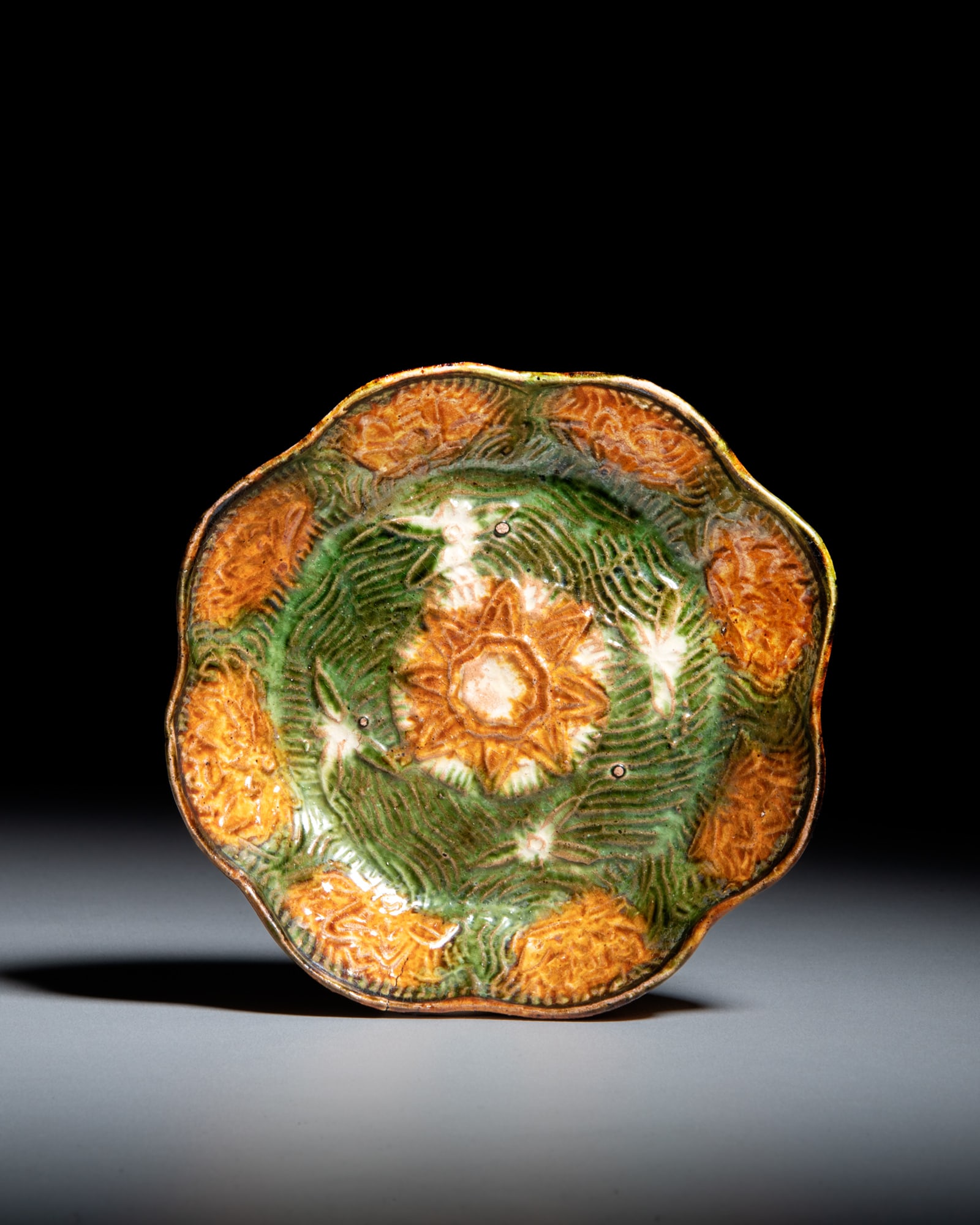 A SANCAI-GLAZED MOULDED AND IMPRESSED LOBED FLORAL DISH 辽代 三彩印 (1 of 3)