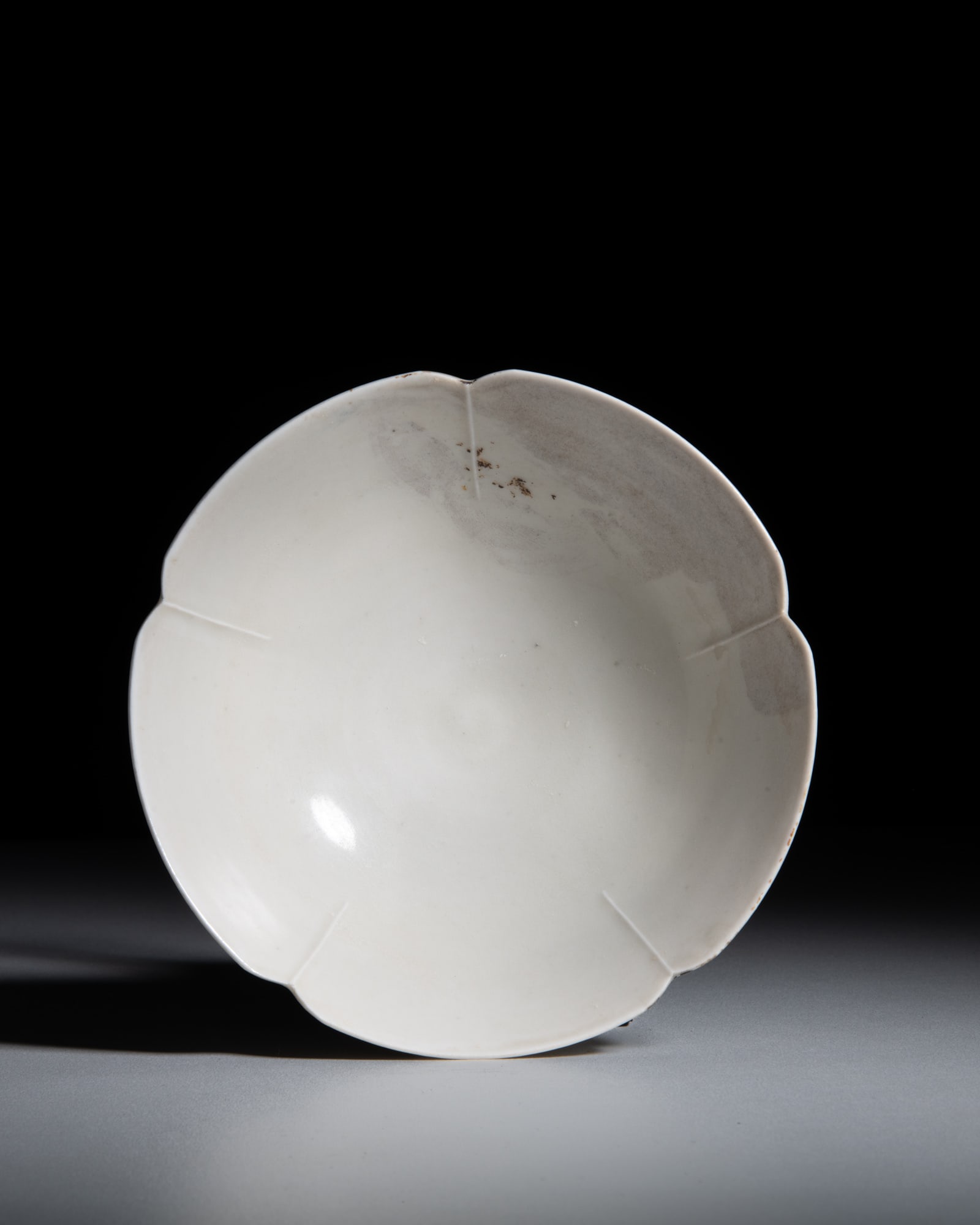 A DING WARE 'LOTUS' BOWL, MARKED 'GUAN' 北宋 定窑刻“官: A DING WARE 'LOTUS' BOWL, MARKED 'GUAN' 北宋 定窑刻“官”字款莲瓣盌 China, Northern Song dynasty (960–1127) D. 14.1
