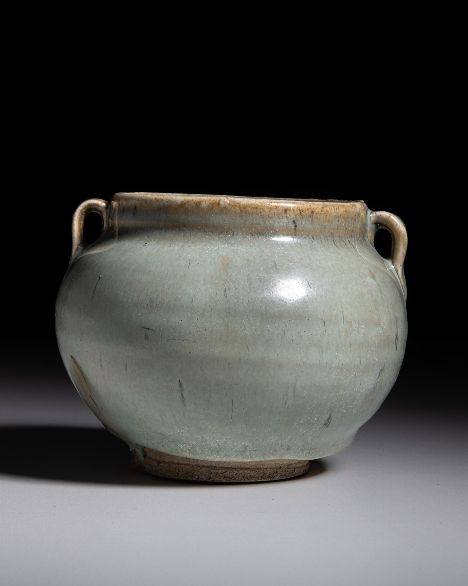 A JUN TWIN-HANDLED JAR 金-元 钧窑天青釉双耳: A JUN TWIN-HANDLED JAR 金-元 钧窑天青釉双耳罐 China, Jin-Yuan dynasty (1115-1368) D.9.8cm - H.10.8cm Provenance: A Paris art instructor̵