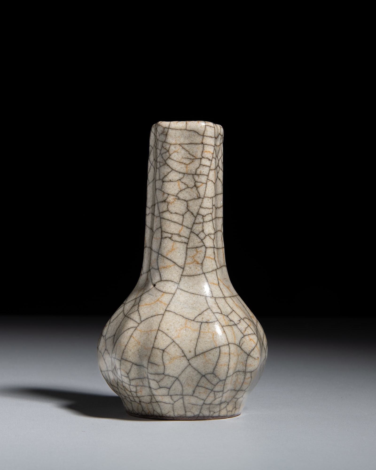A RARE SMALL GE-TYPE FIVE-LOBED BOTTLE VASE 明代或更晚 仿: A RARE SMALL GE-TYPE FIVE-LOBED BOTTLE VASE 明代或更晚 仿哥窑瓜棱胆式小瓶 China, Ming dynasty or later The body pott