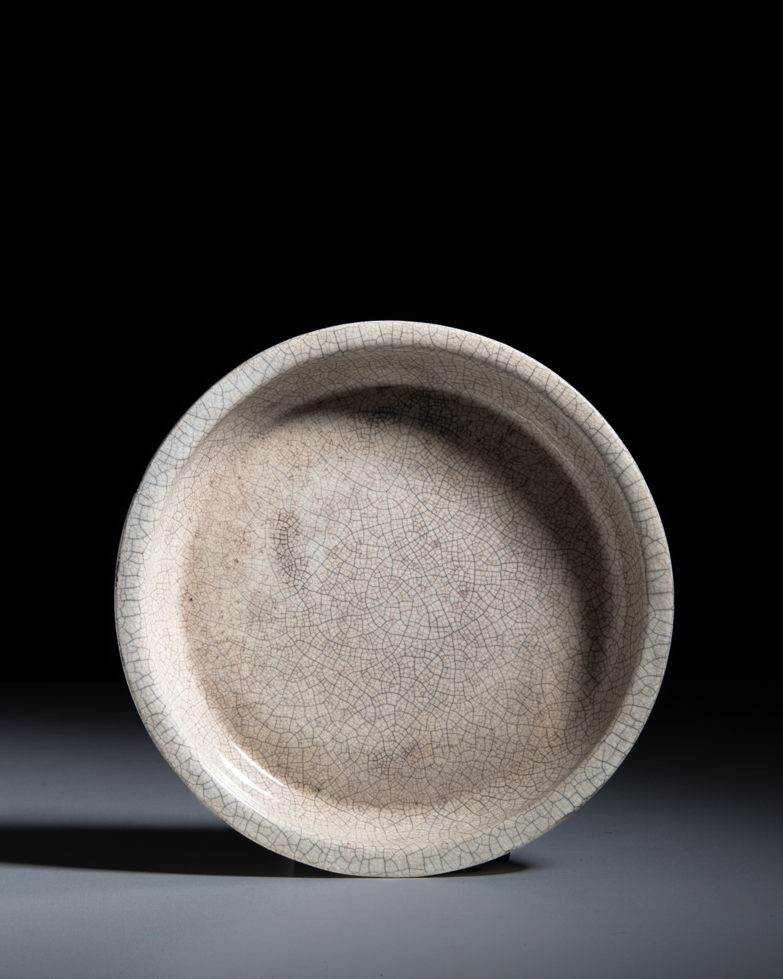 A ZHANGZHOU CRACKLE-GLAZED DISH 明代 漳州窑折沿洗: A ZHANGZHOU CRACKLE-GLAZED DISH 明代 漳州窑折沿洗 China, Ming dynasty(1368-1644) D.16cm Provenance: A Paris art instructor’s collection,