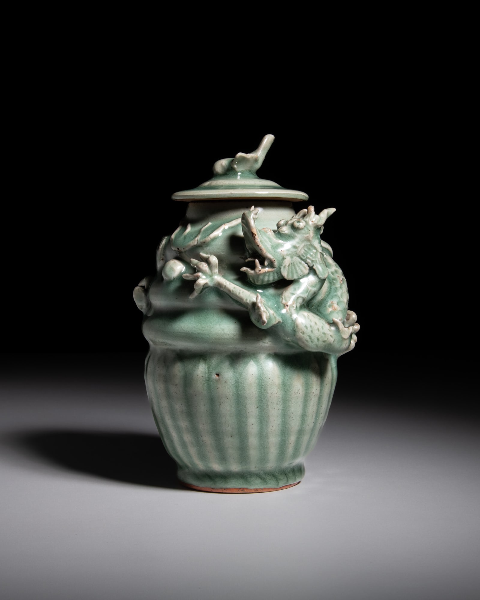 A RARE LONGQUAN CELADON ‘DRAGON’ JAR AND COVER 南宋 龙泉: A RARE LONGQUAN CELADON ‘DRAGON’ JAR AND COVER 南宋 龙泉窑粉青釉堆塑蟠龙盖瓶 Chine Southern Song