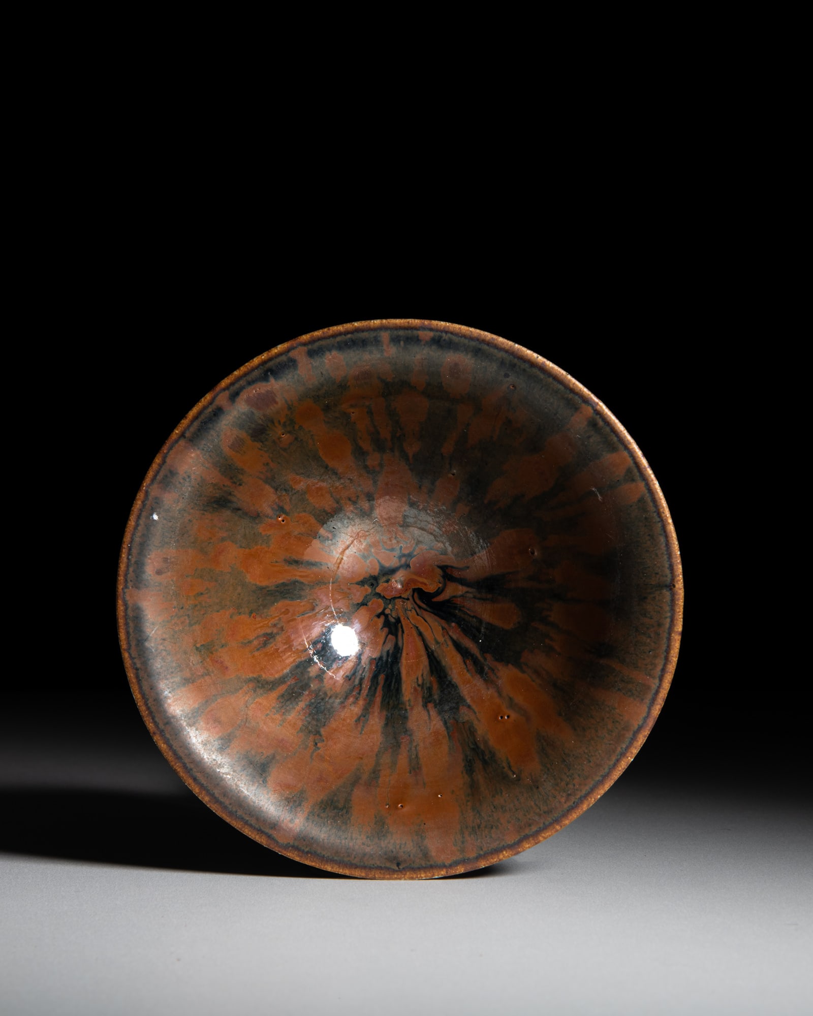 A CIZHOU 'PARTRIDGE FEATHER' GLAZED BOWL 宋代 磁州窑黑釉: A CIZHOU 'PARTRIDGE FEATHER' GLAZED BOWL 宋代 磁州窑黑釉铁锈红鹧鸪斑斗笠盏 China, Song dynasty