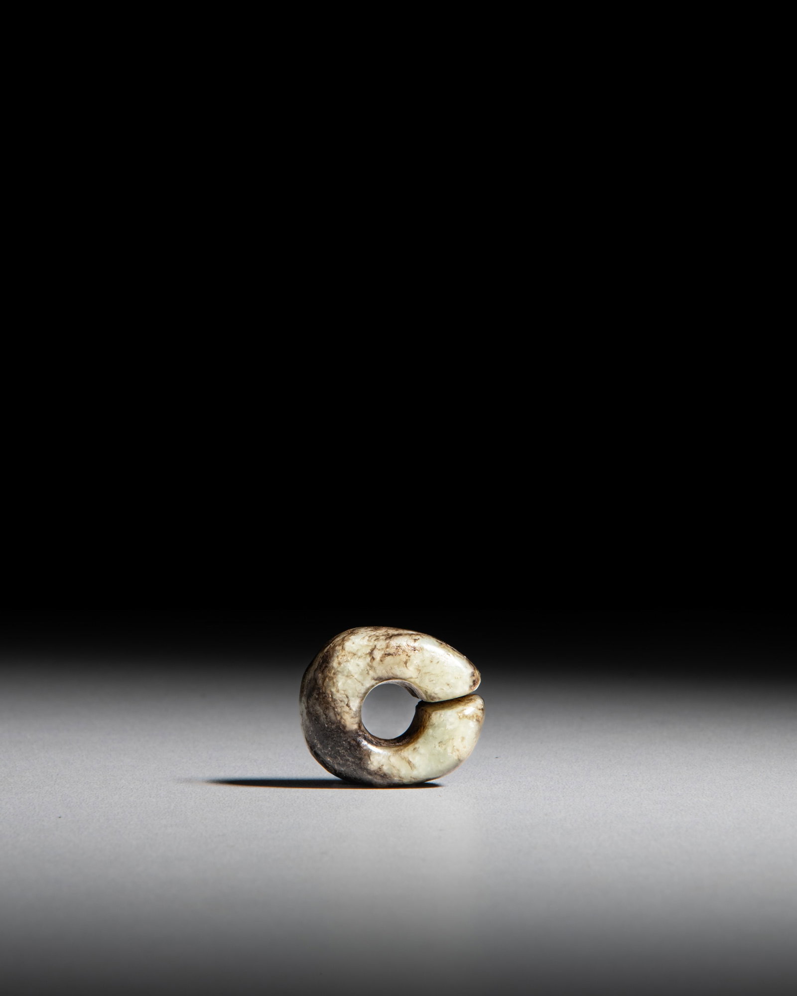 A C-SHAPED GREY AND BLACK JADE PENDANT, JUE 红山文化 青玉Ĩ: A C-SHAPED GREY AND BLACK JADE PENDANT, JUE 红山文化 青玉玦 China, Hongshan culture (BC4000-BC3000) Size.2.7x3.2x1.4cm