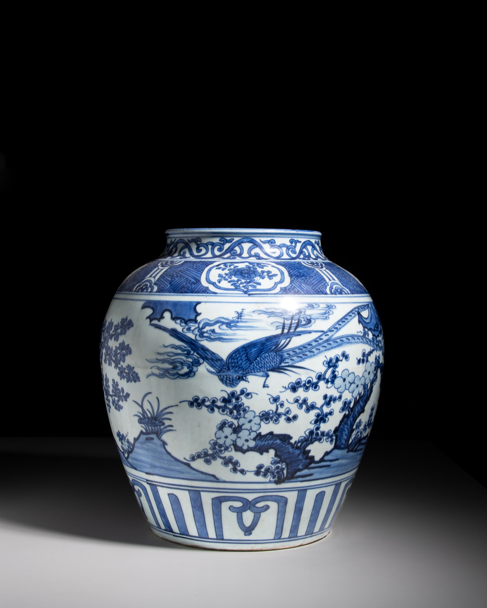 A BLUE AND WHITE 'PHOENIX AND FLOWER' JAR 晚明 青花凤鸟纹: A BLUE AND WHITE 'PHOENIX AND FLOWER' JAR 晚明 青花凤鸟纹大罐 China, late Ming dynasty H.35.5cm