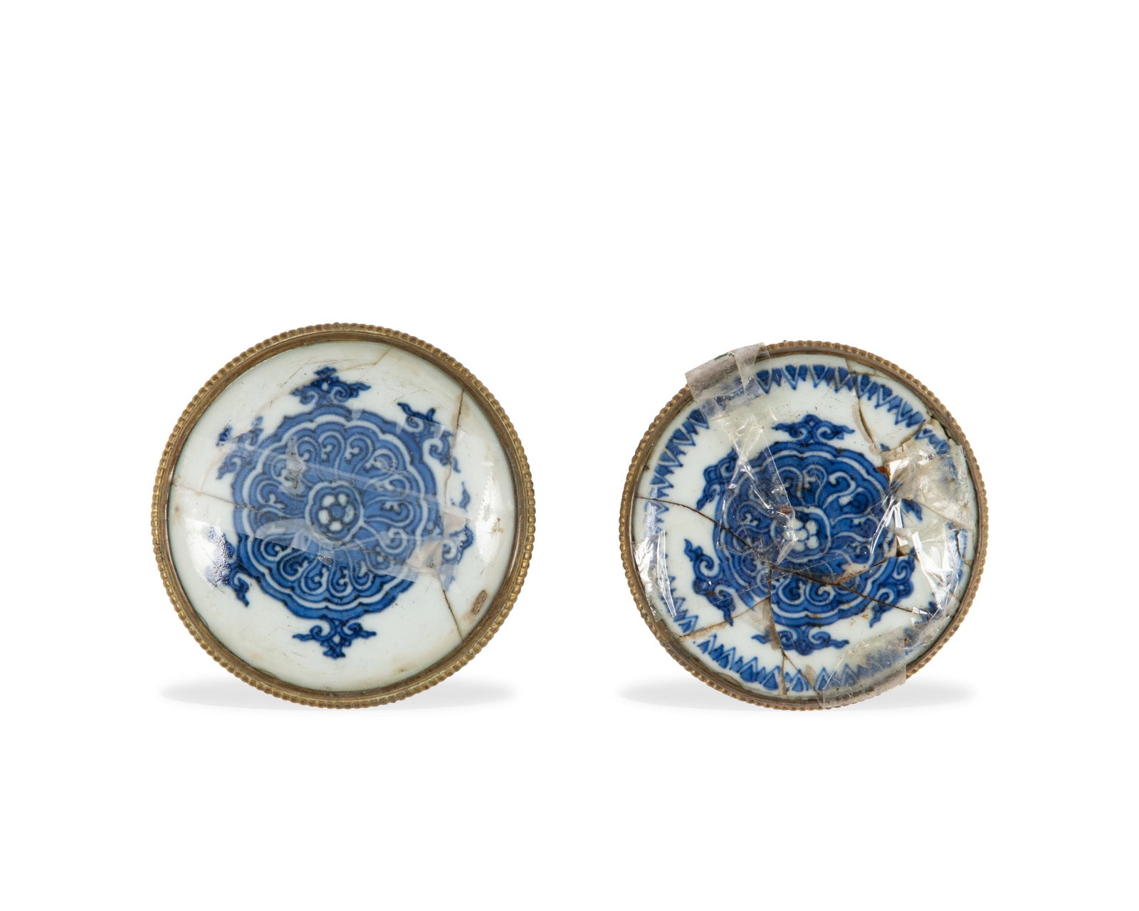 A PAIR OF BLUE AND WHITE 'DHARMACHAKRA‘ COVERS 明代 青花法: A PAIR OF BLUE AND WHITE 'DHARMACHAKRA‘ COVERS 明代 青花法轮纹罐盖一对 China, Ming dynasty (1368-1644) D.8.1cm (with metal) This