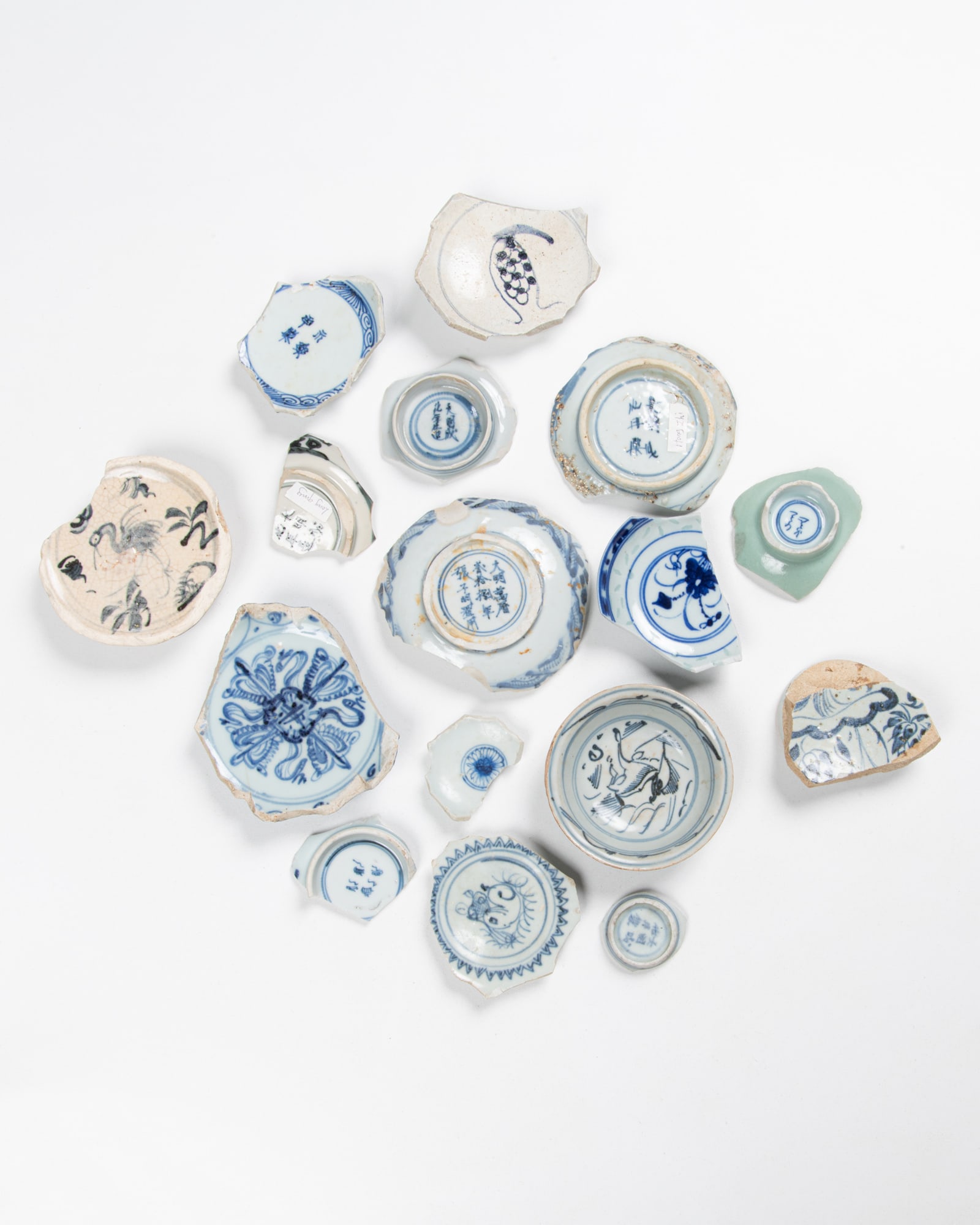 A COLLECTION OF SIXTEEN BLUE AND WHITE PORCELAIN MARK SPECIMENS 明代及后: A COLLECTION OF SIXTEEN BLUE AND WHITE PORCELAIN MARK SPECIMENS 明代及后期 青花瓷器款识标本一组十六