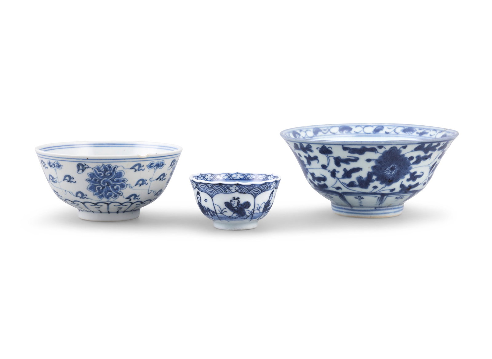 A COLLECTION OF THREE BLUE AND WHITE PORCELAIN BOWLS 清中期 青花 (1 of 8)