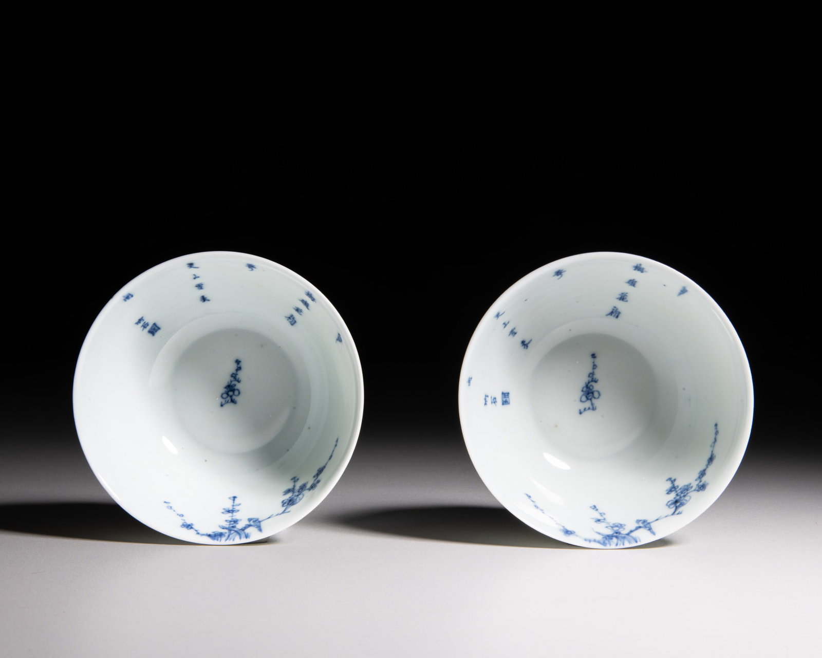 A PAIR OF BLUE AND WHITE 'PLUM BLOSSOMS AND POETRY’ TEACUPS, MARKED 'CHENGHUA' 清: A PAIR OF BLUE AND WHITE 'PLUM BLOSSOMS AND POETRY’ TEACUPS, MARKED 'CHENGHUA' 清18世纪 '大明成化年制‘ 款 竹石ӌ