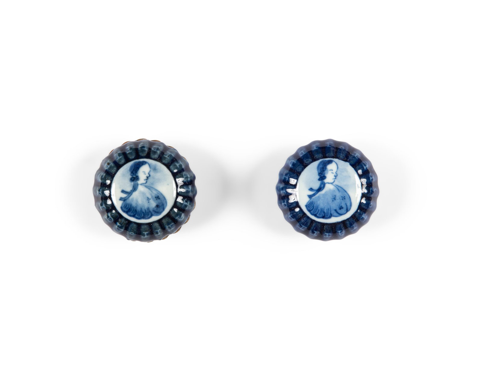 A PAIR OF BLUE AND WHITE FLOWER-SHAPED ‘FOREIGNER’ BOXES AND COVERS 18世纪  (1 of 3)