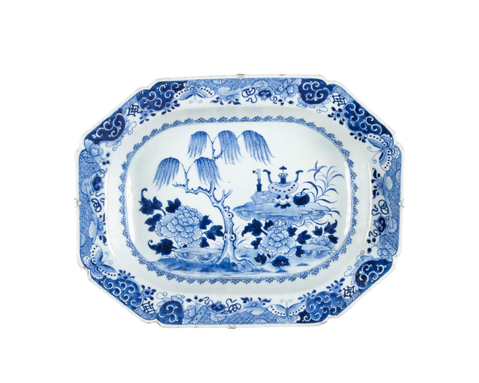 A COLLECTION OF TWO BLUE AND WHITE PORCELAINS 清中 青花瓷盘: A COLLECTION OF TWO BLUE AND WHITE PORCELAINS 清中 青花瓷盘一组两件 China, mid Qing dynasty including a rectangular antiques in garden charg
