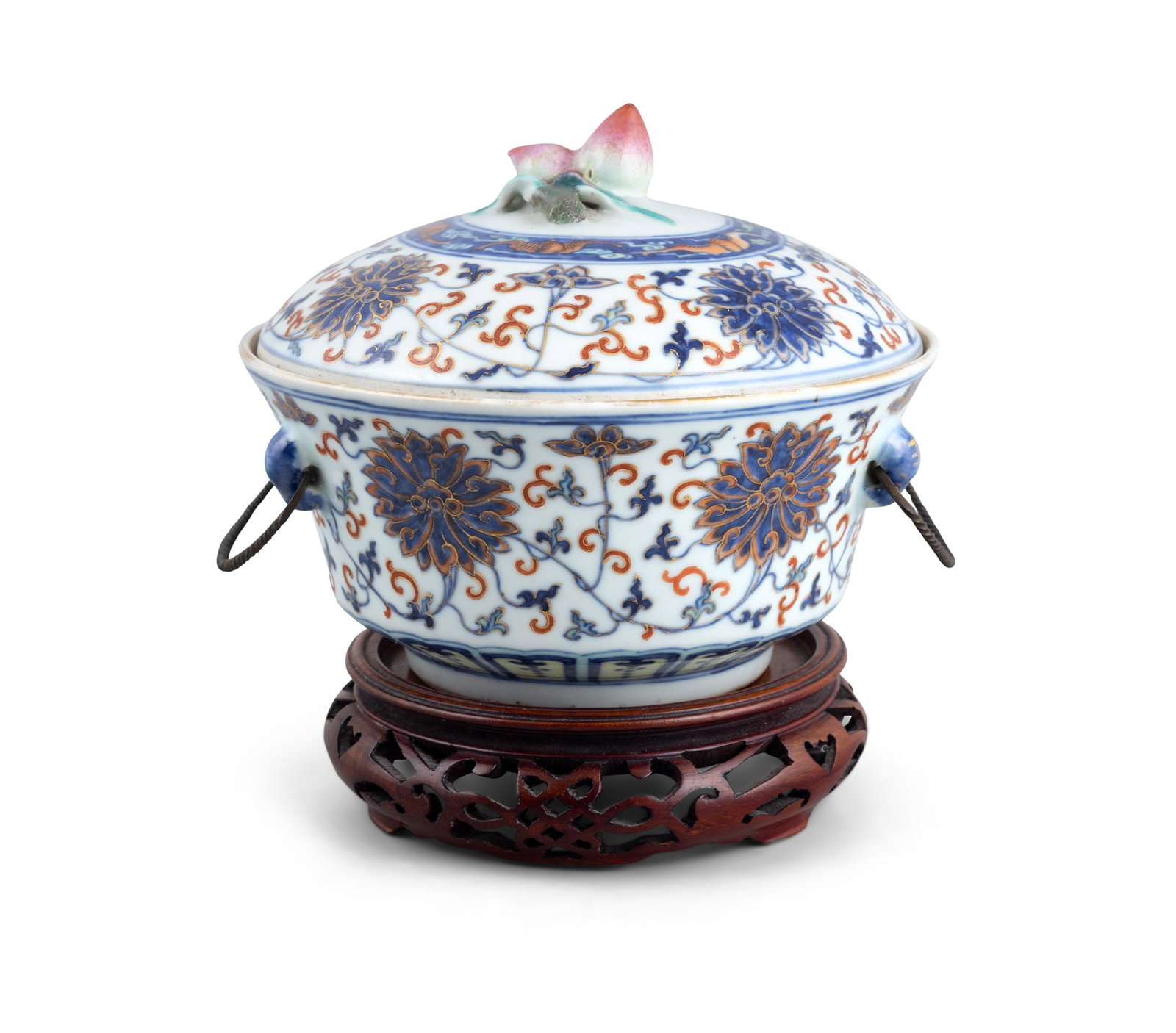 AN IMARI STYLE ‘LOTUS’ PORCELAIN TUREEN AND LID, MARK AND PERIOD OF JIAQING 清 (1 of 5)