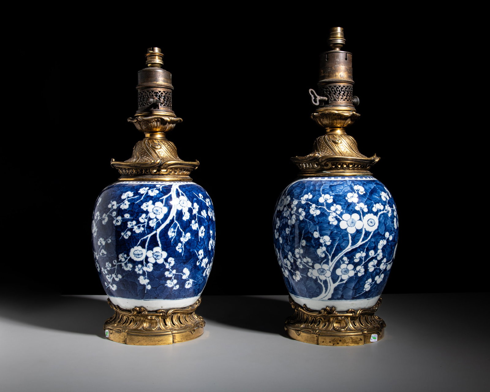 A PAIR OF BLUE AND WHITE 'CRACKED ICE AND PRUNUS' JARS 18-19世纪 青花Ñ (1 of 1)