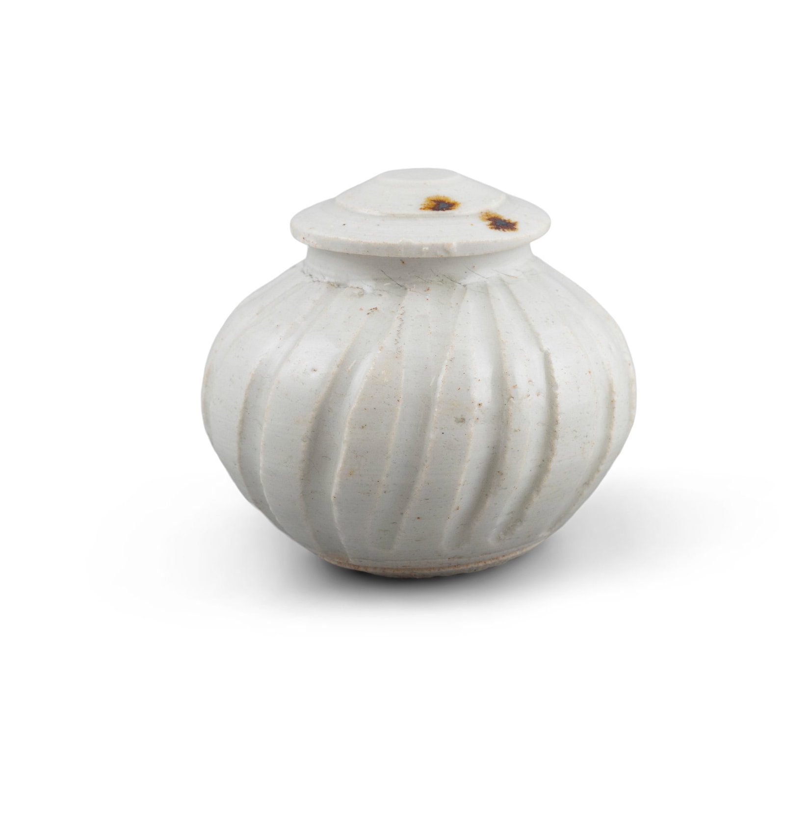 A SMALL WHITE-GLAZED JAR WITH STRING-CARVED DECORATION AND COVER 宋-元 白釉 (1 of 4)