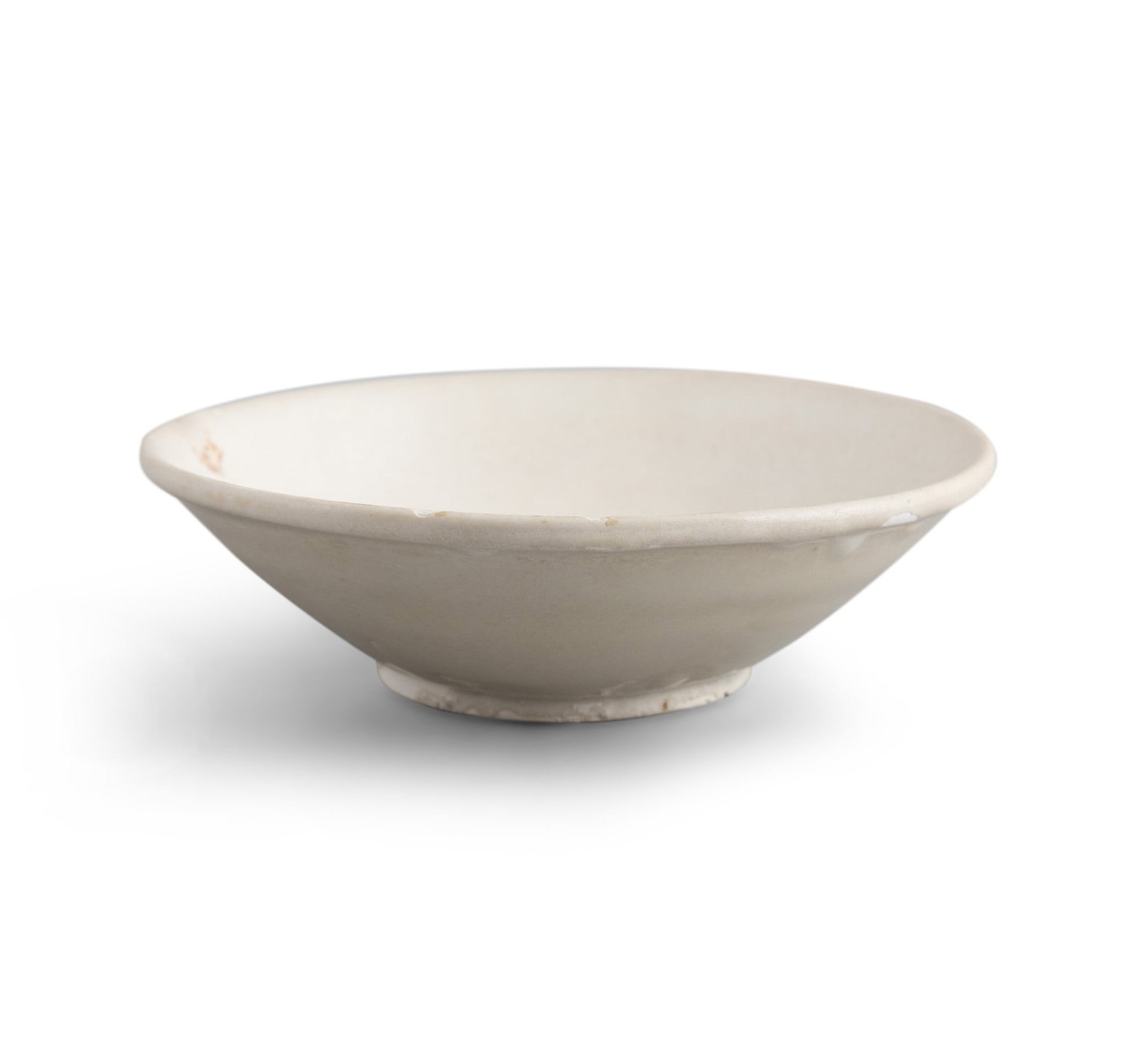 A XING WARE WHITE GLAZED DISH 宋代 邢窑盏 China, Song dynasty: A XING WARE WHITE GLAZED DISH 宋代 邢窑盏 China, Song dynasty D.15.1cm