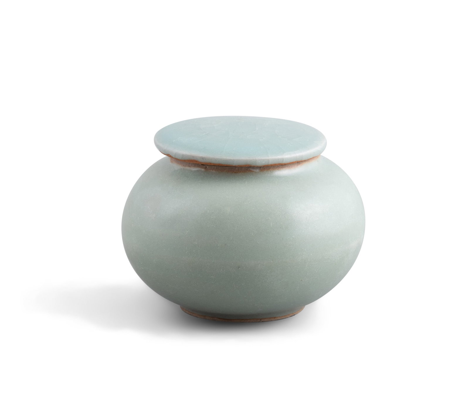 A CELADON-GLAZED CIRCULAR BOX AND COVER 宋-元 青釉盖盒: A CELADON-GLAZED CIRCULAR BOX AND COVER 宋-元 青釉盖盒 China, Song-Yuan dynasty H.6cm