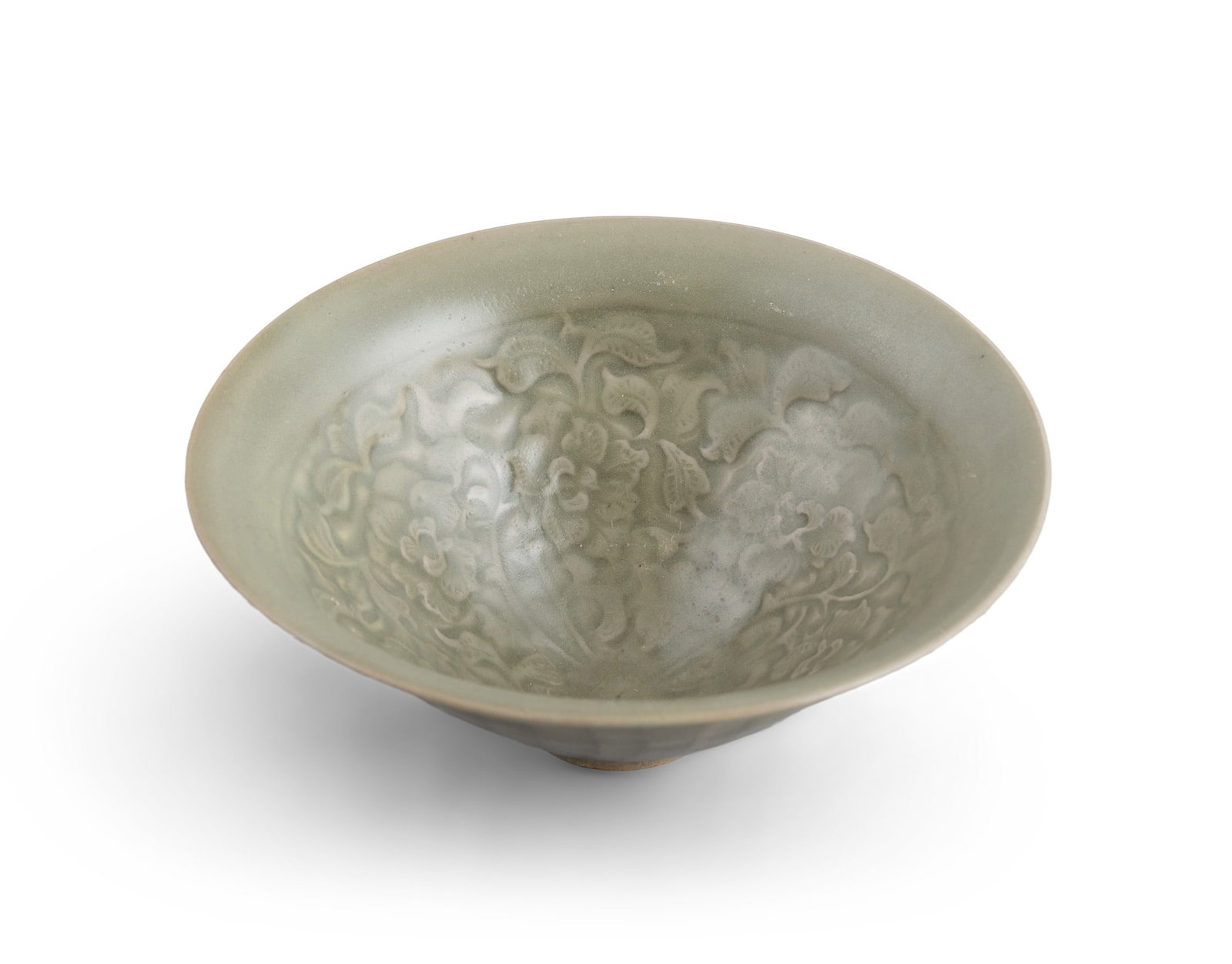A CARVED YAOZHOU CELADON GLAZED 'FLORAL' BOWL 宋代 耀州窑刻: A CARVED YAOZHOU CELADON GLAZED 'FLORAL' BOWL 宋代 耀州窑刻花碗 China, Song dynasty D.17cm