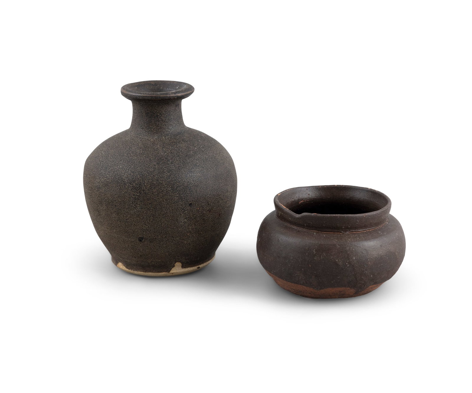 A GROUP OF TWO BLACK GLAZED POTTERY VESSELS including a bottle vase and a jar 宋代 (1 of 4)