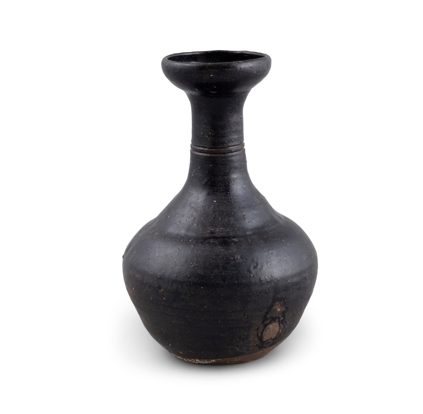 A BLACK-GLAZED BOTTLE VASE WITH CARVED STRING DECORATION 南宋-南方窑: A BLACK-GLAZED BOTTLE VASE WITH CARVED STRING DECORATION 南宋-南方窑口��纹盘口瓶 China, Southern Song dynasty H. 17.50cm