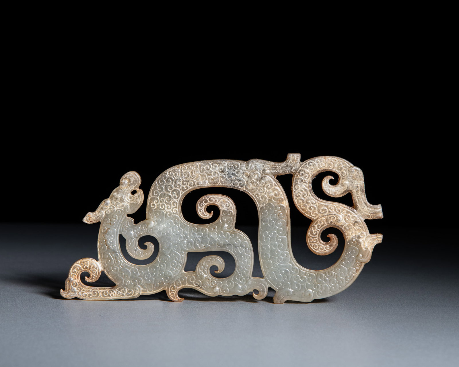 A MAGNIFICENT RETICULATED JADE DRAGON PENDANT 战国风格 罕见 (1 of 2)
