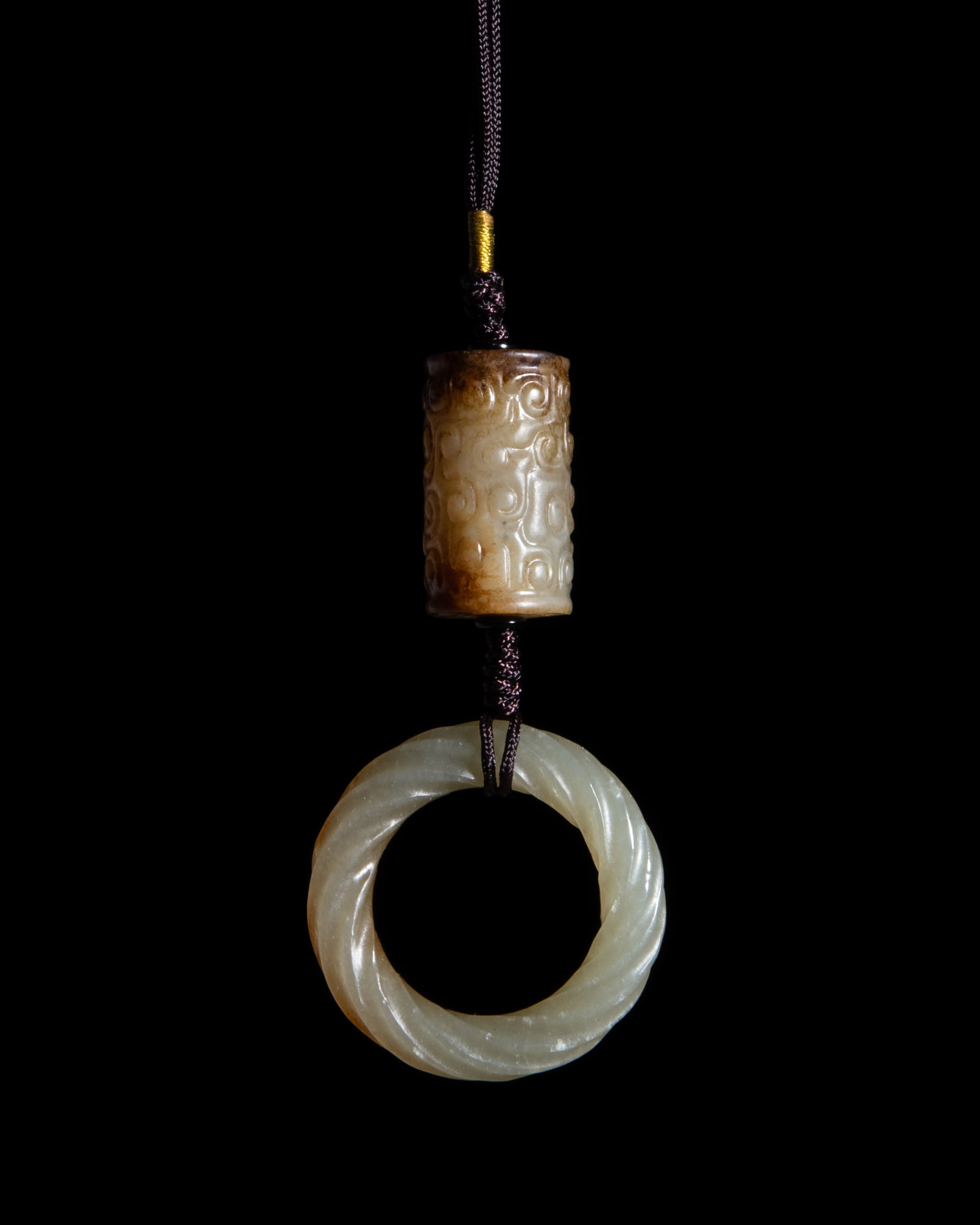 A STRING WITH A WHITE JADE GRAIN PATTERNED BEAD AND A TWISTED ROPE RING 战国 白 (1 of 2)