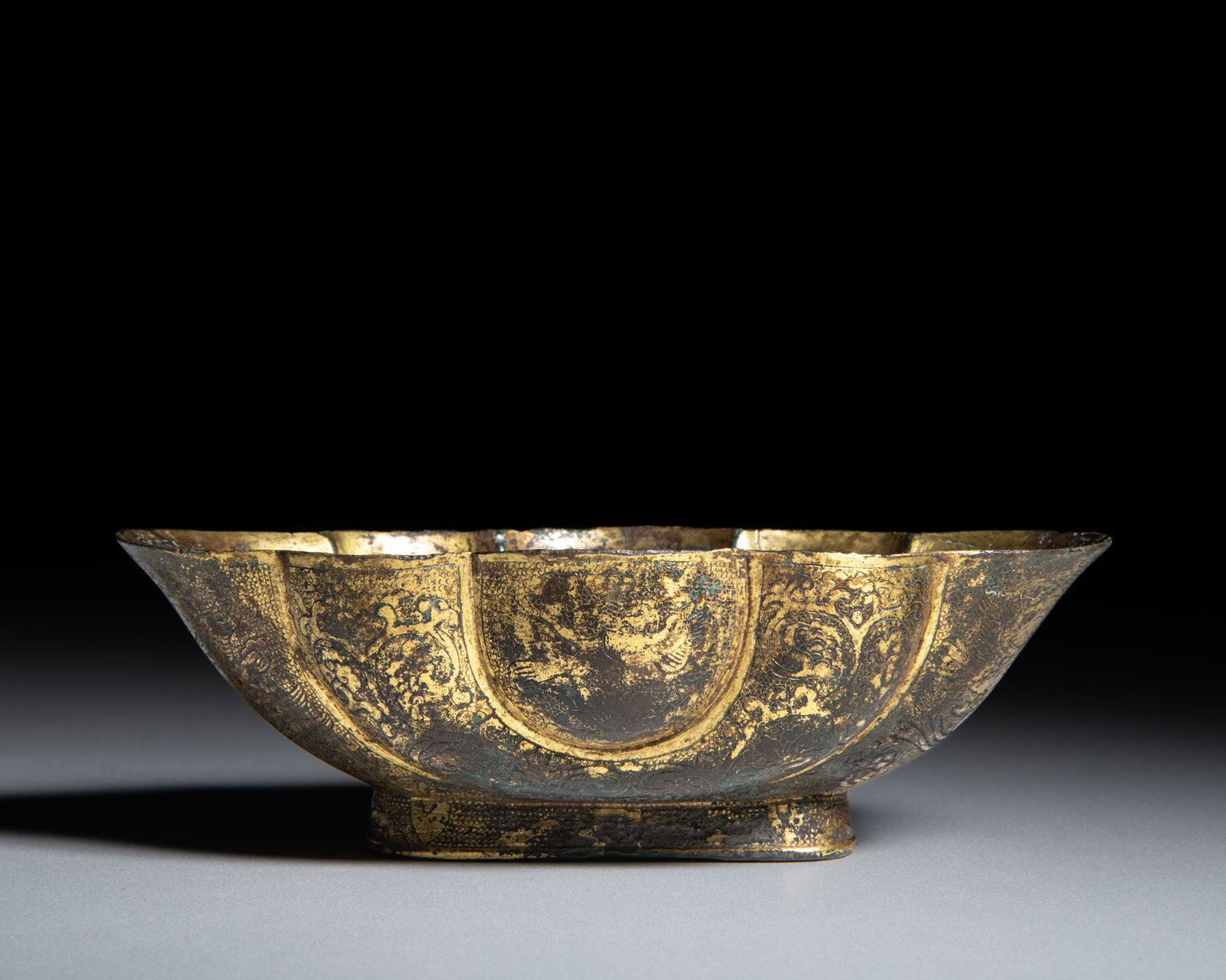 A FINE SMALL GILT BRONZE QUATREFOIL ‘MANDARIN DUCKS AND LOTUS’ CUP 唐代 (1 of 8)