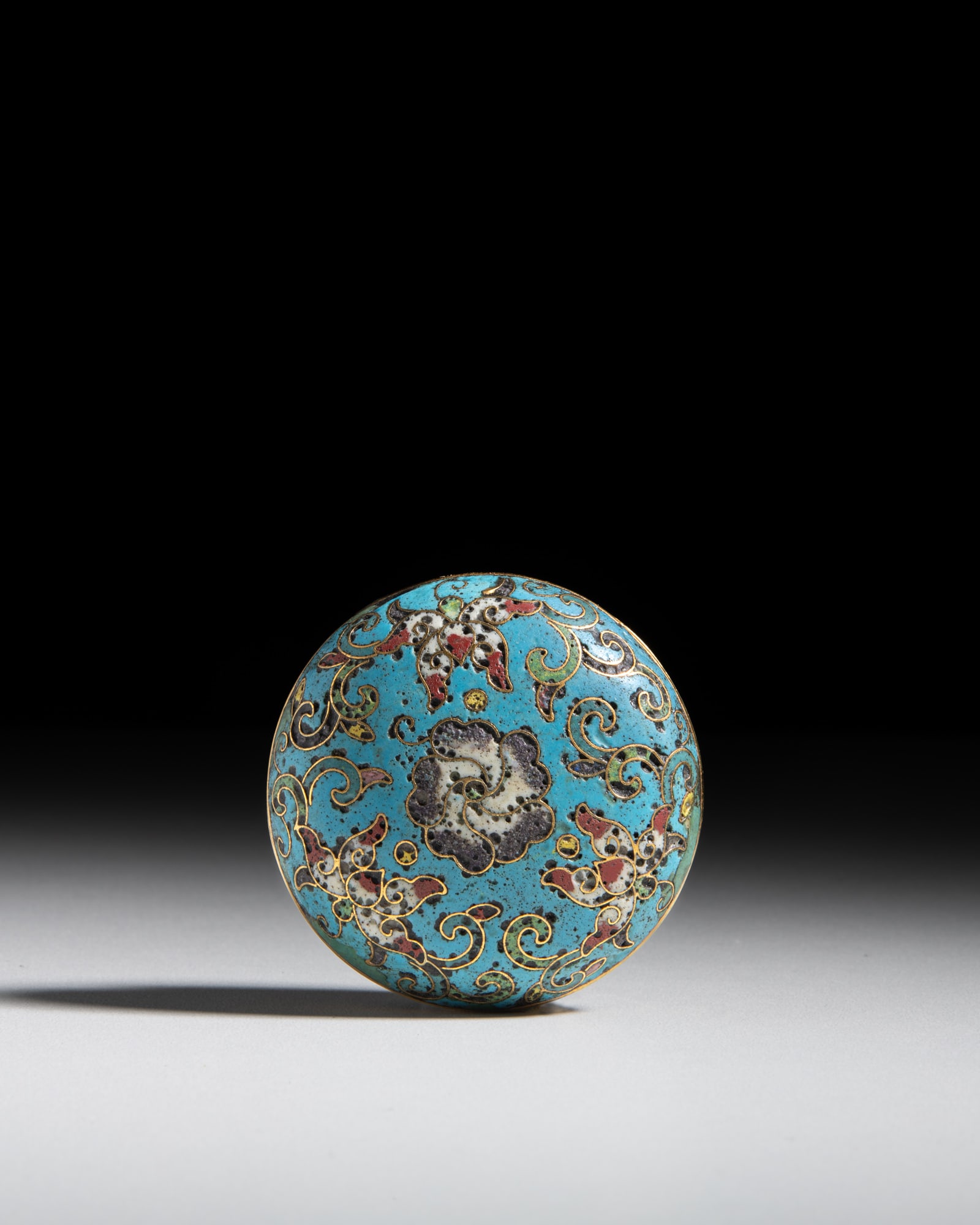 A SMALL CLOISONNE ENAMEL 'LOTUS' BOX AND COVER MARK AND PERIOD OF KANGXI 清康熙 (1 of 4)