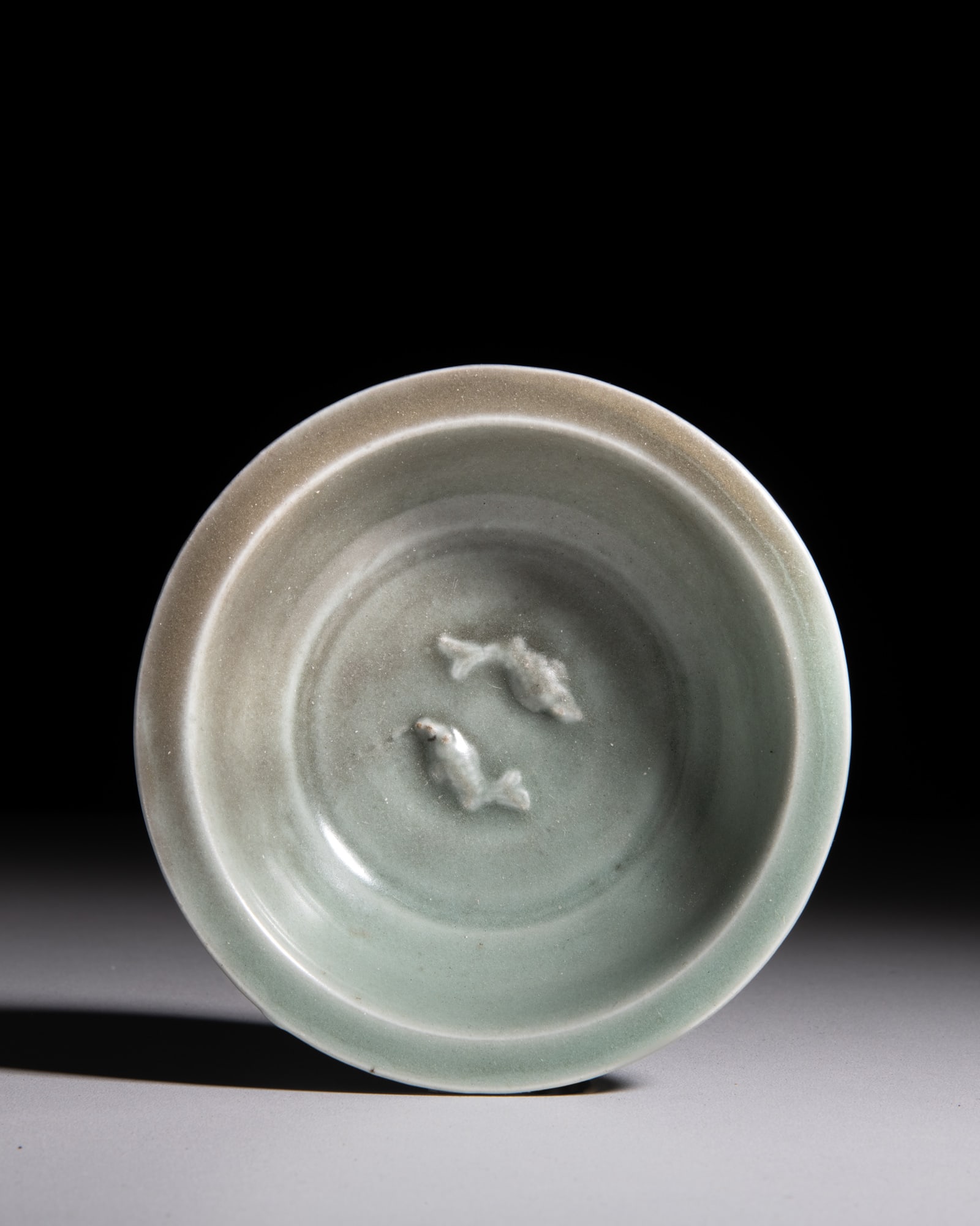 A LONGQUAN CELADON 'TWIN FISH' DISH 南宋-元 龙泉双鱼: A LONGQUAN CELADON 'TWIN FISH' DISH 南宋-元 龙泉双鱼折沿洗 China, Southern Song–Yuan Dynasty (1127–1368) D.12.4cm