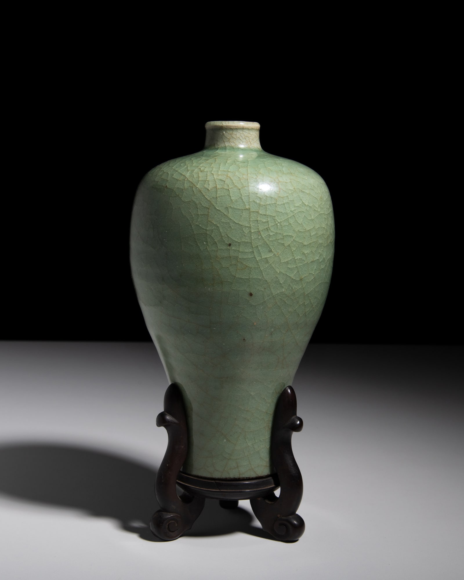 A LONGQUAN MEIPING VASE 明代 龙泉青釉冰裂纹: A LONGQUAN MEIPING VASE 明代 龙泉青釉冰裂纹梅瓶 China, Ming dynasty sculpted with narrow mouth a short straight neck, and broad should