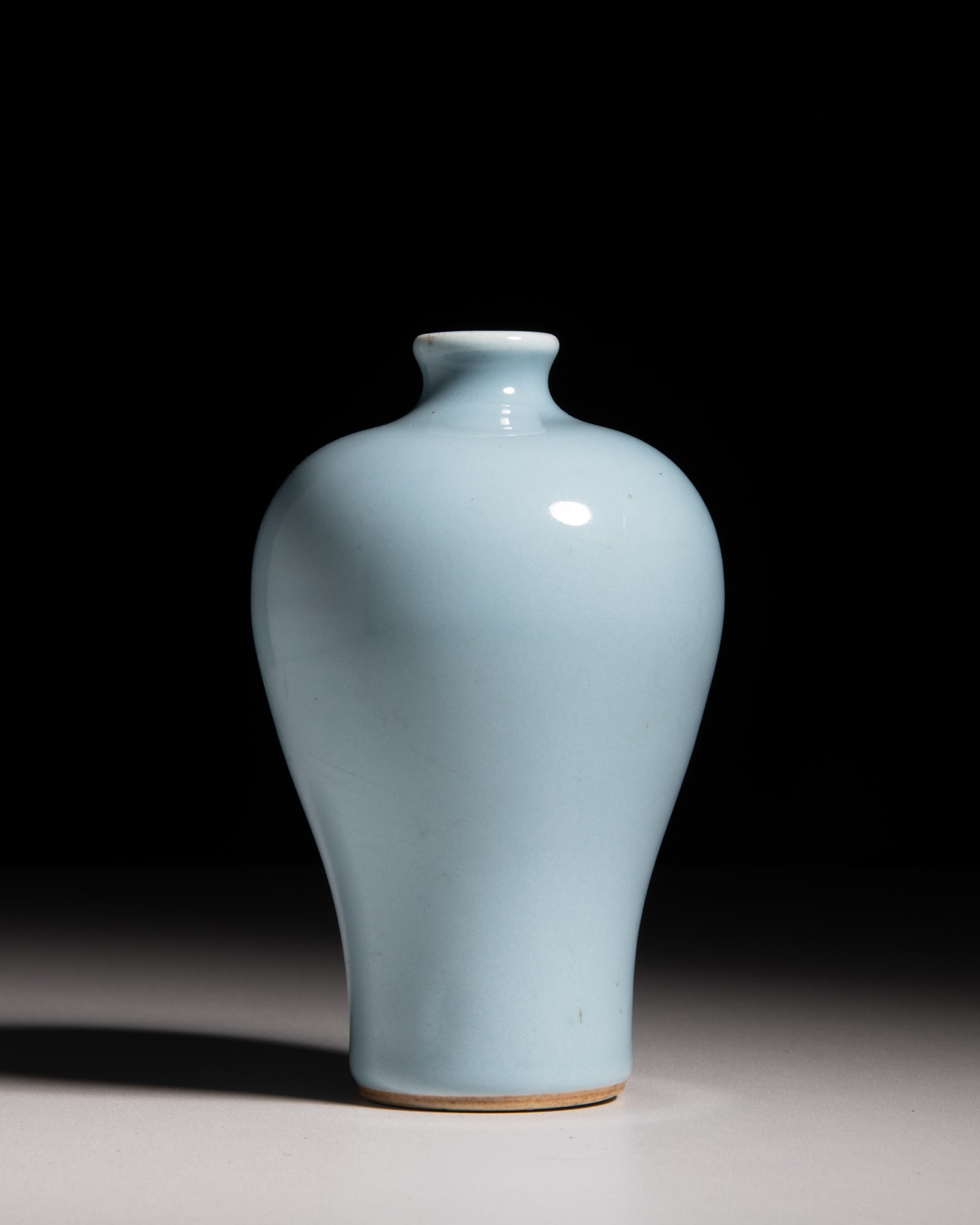 A CLAIRE DE LUNE GLAZED MEIPING, MARK 'TI HE DIAN' 19世纪 ‘體和: A CLAIRE DE LUNE GLAZED MEIPING, MARK 'TI HE DIAN' 19世纪 ‘體和殿制’款天蓝釉梅瓶 China, 19th century H.14.5cm