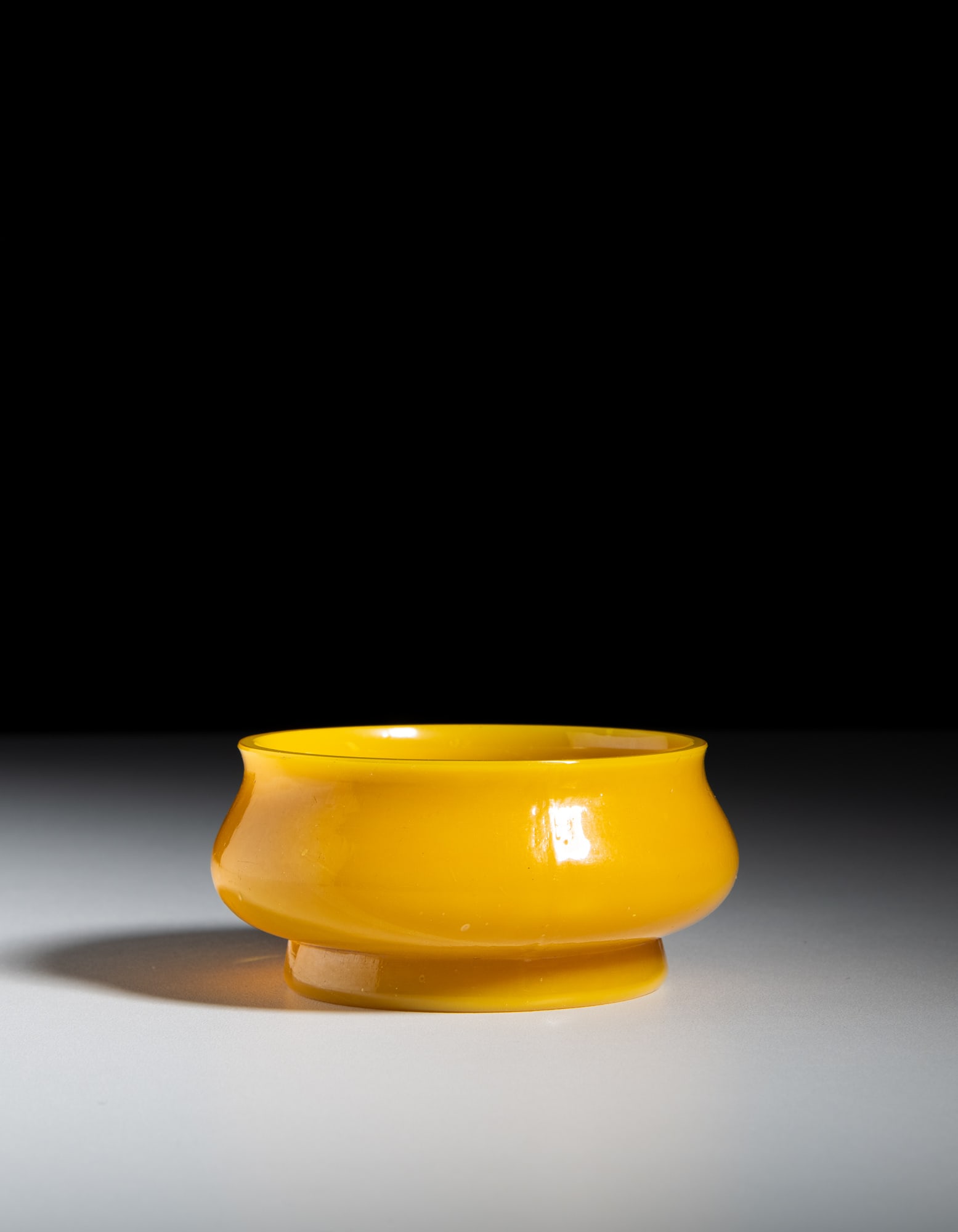 A YELLOW GLASS INCENSE BURNER 清乾隆 鸡油黄料香: A YELLOW GLASS INCENSE BURNER 清乾隆 鸡油黄料香炉 China, Qianlong period D.10cm Provenance: Galerie Drouet, Paris, April 1943