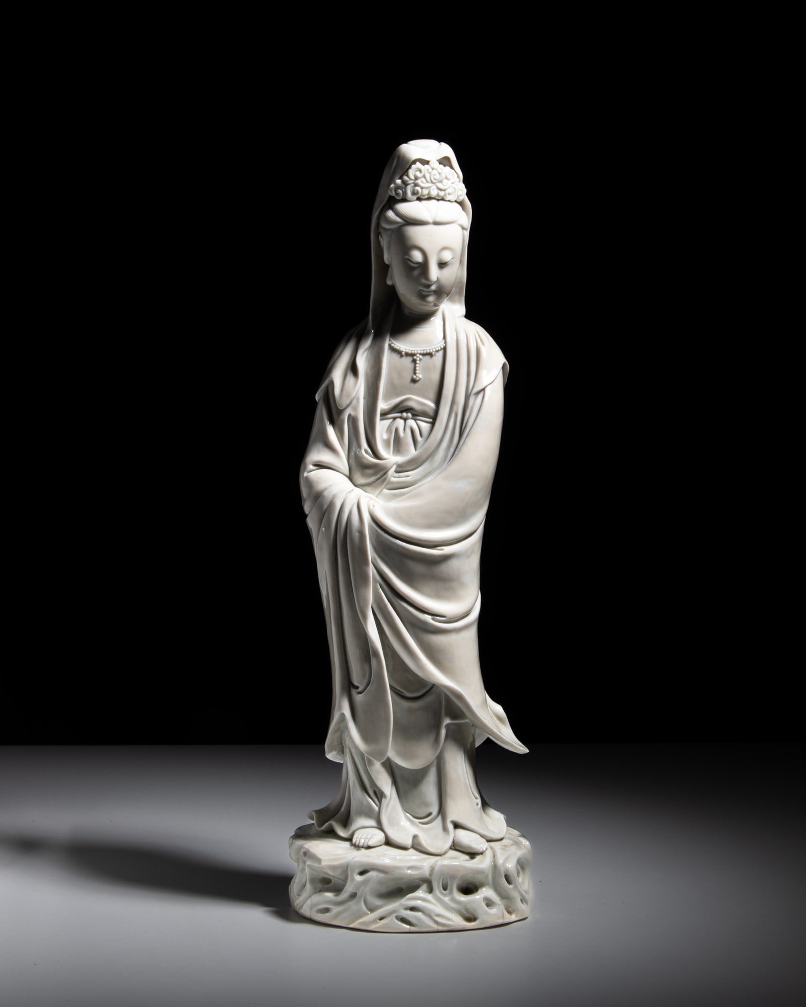 A BLANC DE CHINE STANDING FIGURE OF GUANYIN, MARKED 'SUN JIANG SHAN REN' 清代 ‘ (1 of 4)