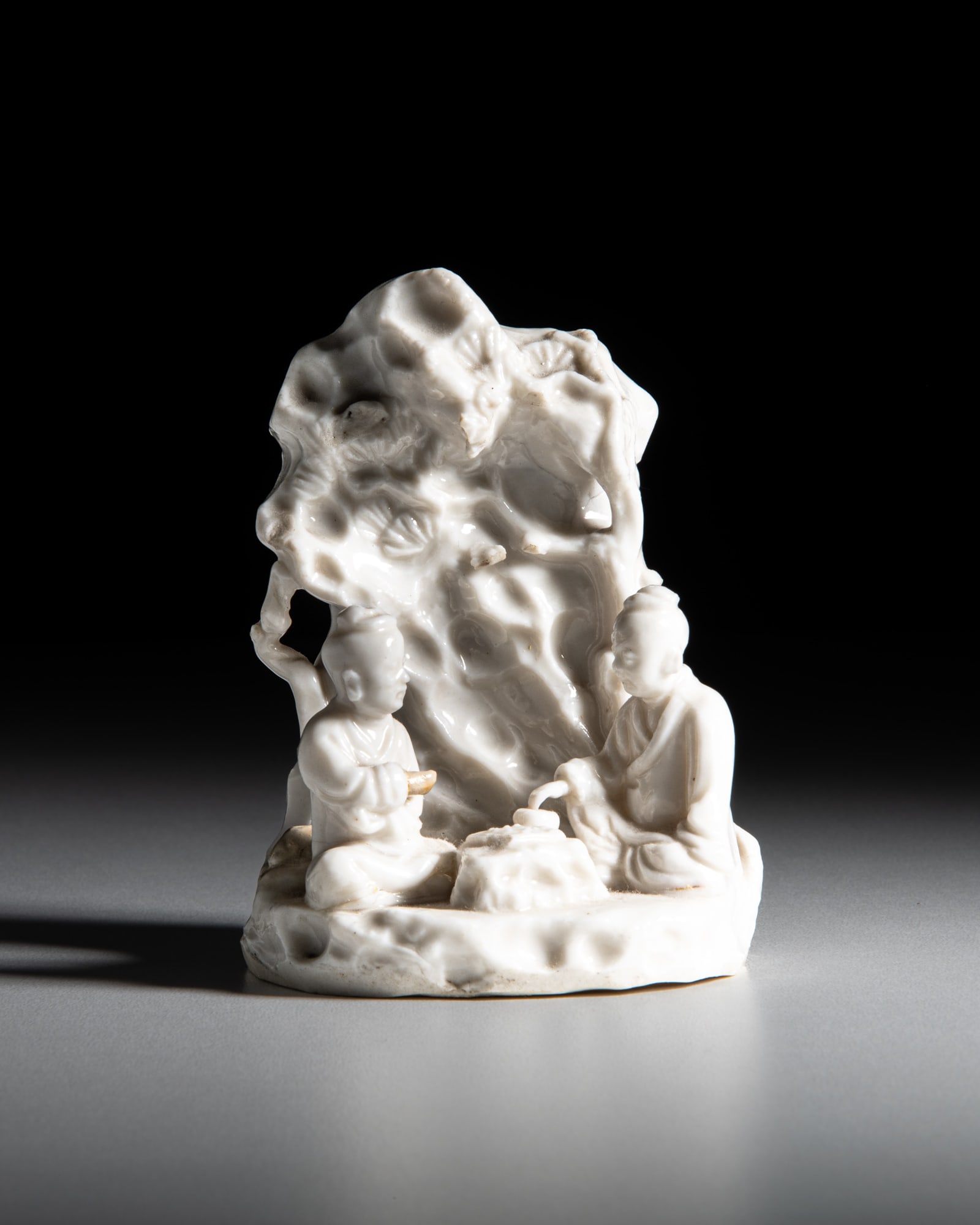 A BLANC-DE-CHINE FIGURAL GROUP OF TWO SCHOLARS 清康熙 德化雕 (1 of 3)