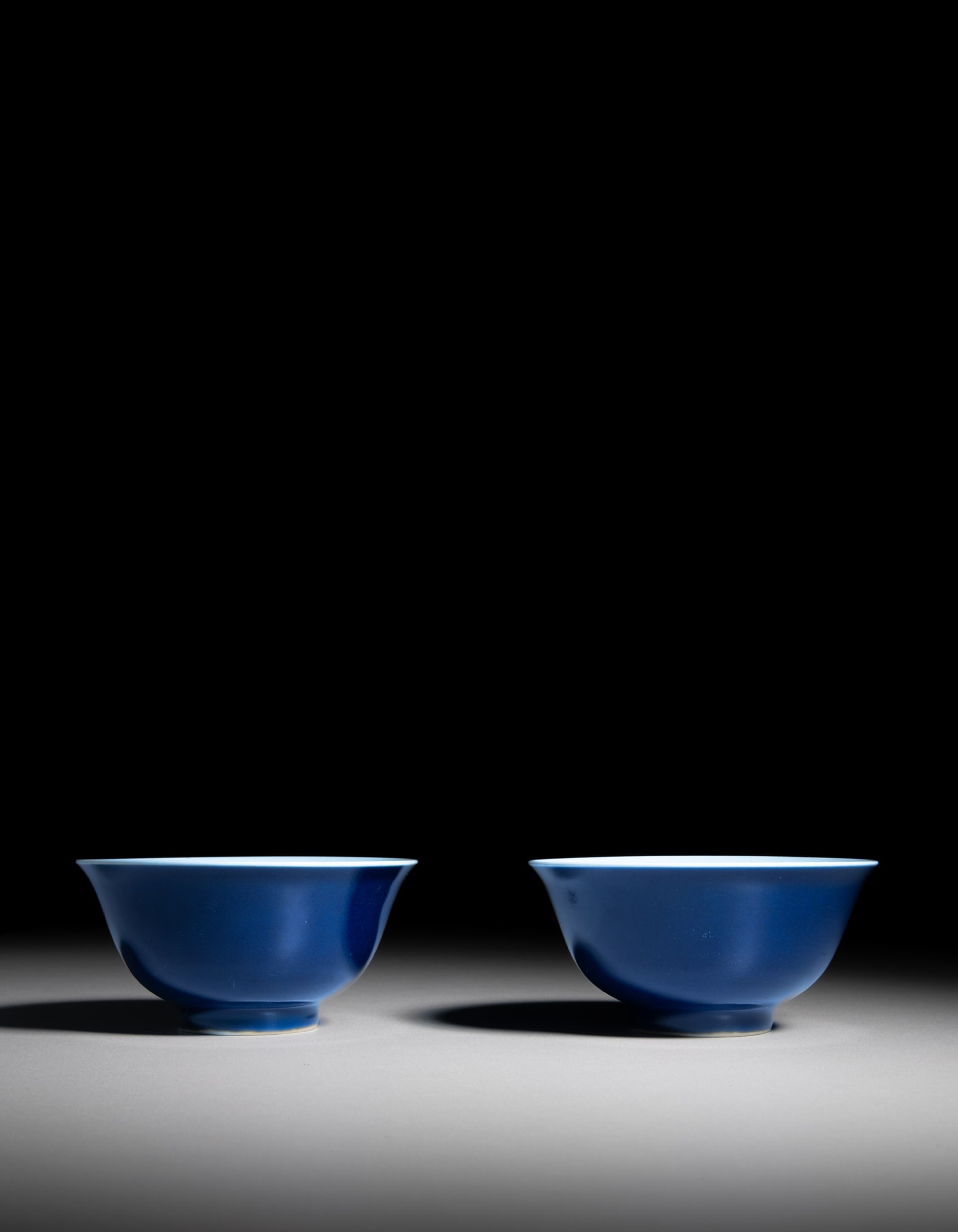 A PAIR OF BLUE GLAZED BOWLS, QIANLONG MARK 民国 ’大清乾隆: A PAIR OF BLUE GLAZED BOWLS, QIANLONG MARK 民国 ’大清乾隆年制‘篆书款 霁蓝颜釉盌一ë