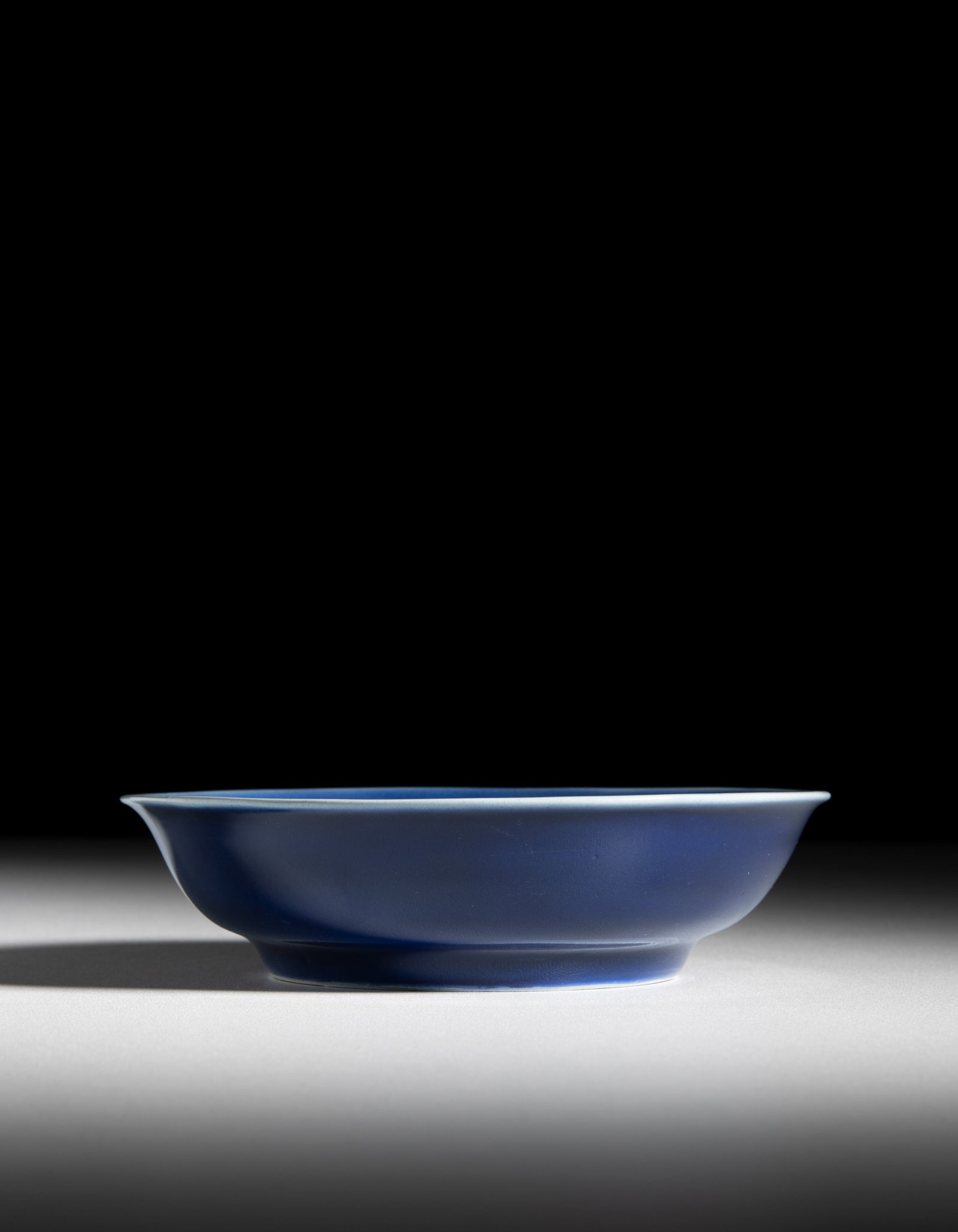 A BLUE GLAZED DISH 大明成化年制款 霁蓝 - 2