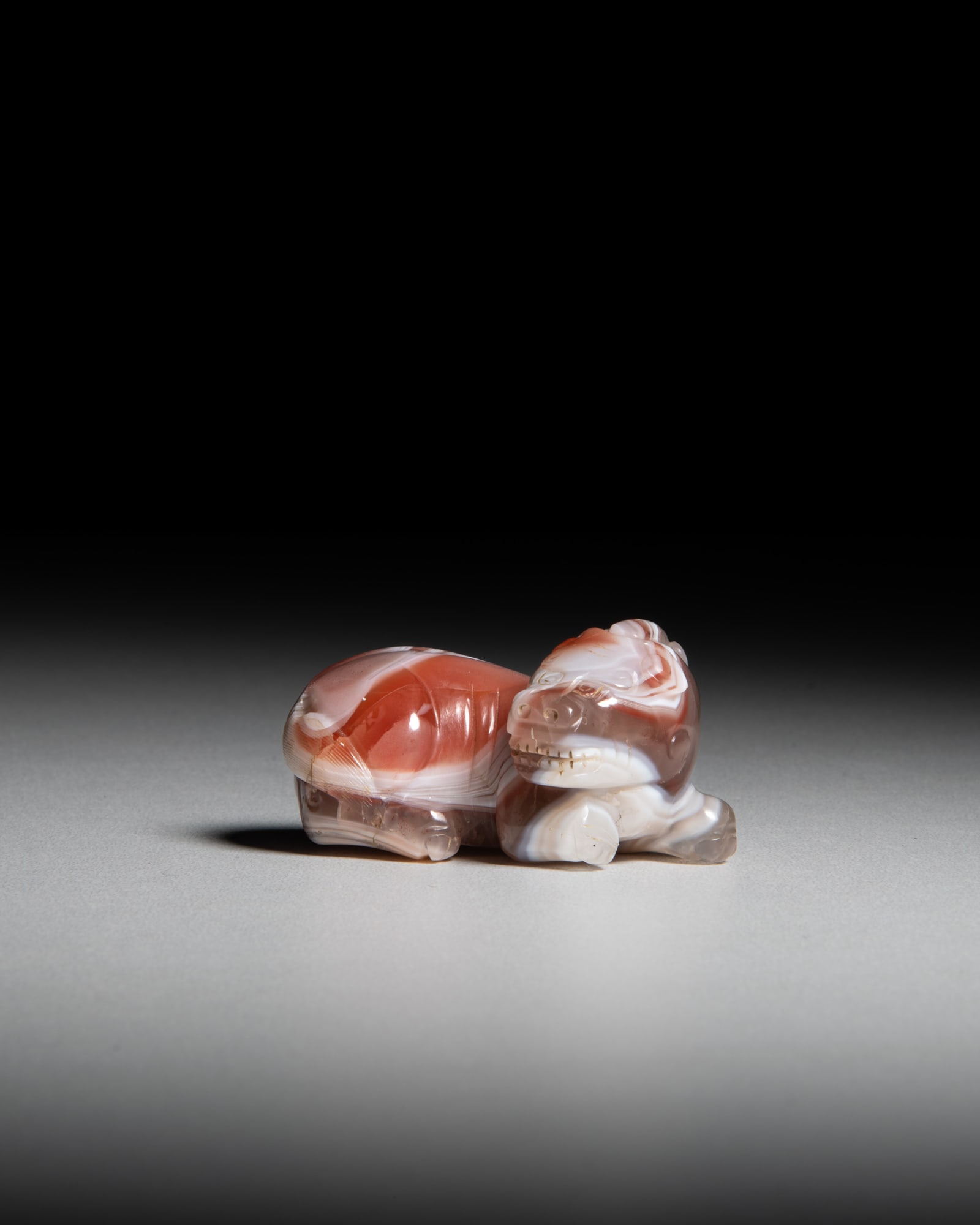 A CARNELIAN AGATE MYTHICAL BEAST 17世纪 南红瑞兽 China, 17th: A CARNELIAN AGATE MYTHICAL BEAST 17世纪 南红瑞兽 China, 17th century L.6cm