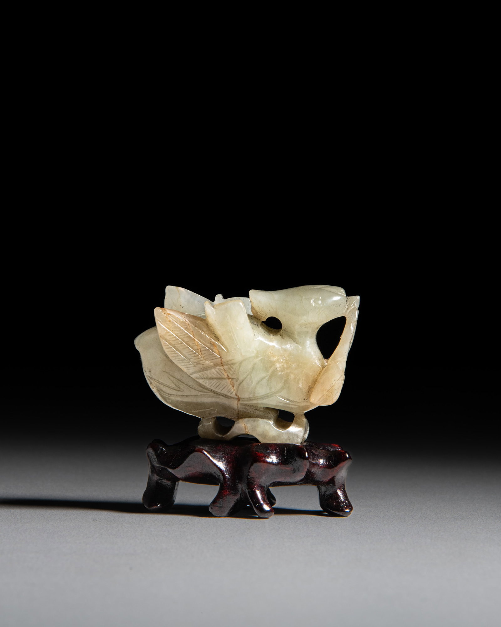 A CELADON JADE 'MANDARIN DUCK' FINIAL 明代 青玉鸳鸯炉: A CELADON JADE 'MANDARIN DUCK' FINIAL 明代 青玉鸳鸯炉顶 China, Ming dynasty with a wooden stand H.3.5cm - L.4.8cm