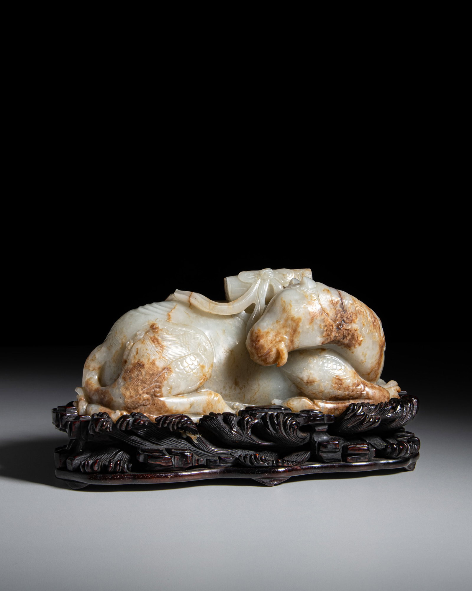A FINE CELADON JADE CARVING OF A HORSE OF SEA (HAIMA) 清代 19世纪 青: A FINE CELADON JADE CARVING OF A HORSE OF SEA (HAIMA) 清代 19世纪 青玉带沁色大海马摆件及木座