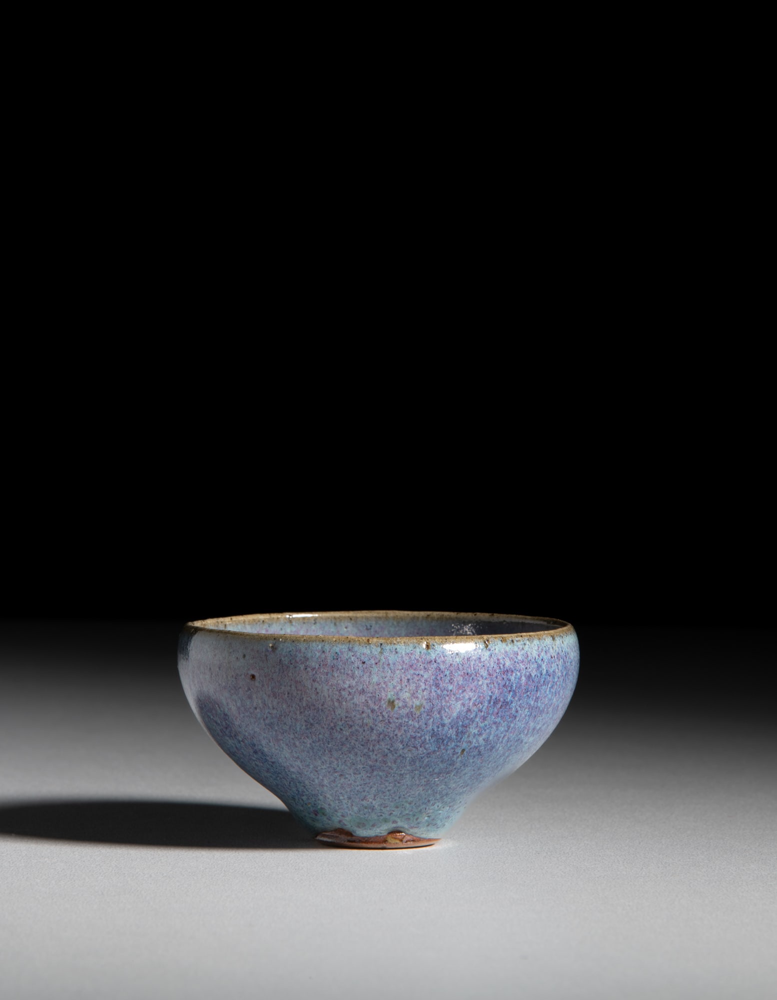 A SMALL JUN BLUE GLAZED PURPLE-SPLASHED CUP 金-元 钧窑紫斑Ė - 2