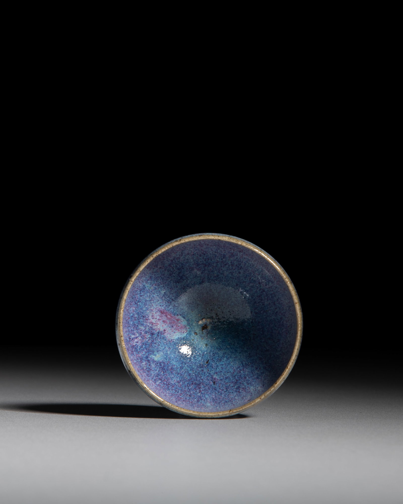 A SMALL JUN BLUE GLAZED PURPLE-SPLASHED CUP 金-元 钧窑紫斑Ė - 3
