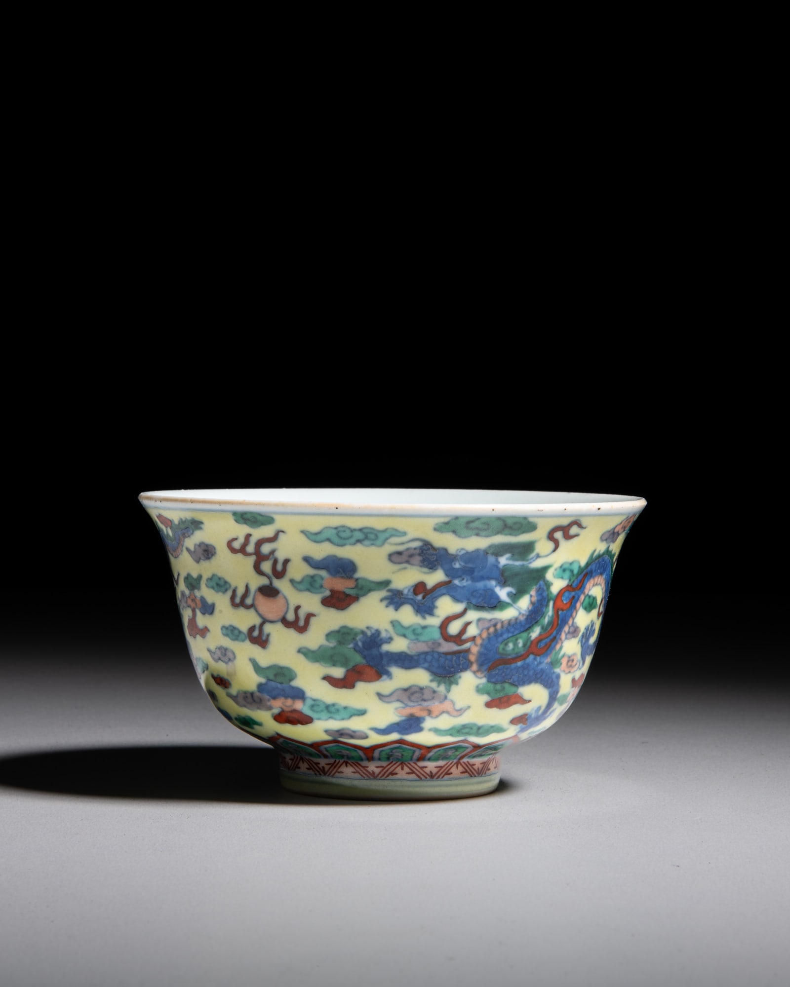 A YELLOW GROUND FAMILLE VERTE 'DRAGON' BOWL, MARKED 'KANGXI' 清代 ‘大 (1 of 3)